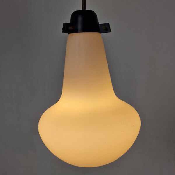 Suspension Mid-Century en verre opale et laiton, Italie années 1960.
