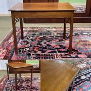 Table basse anglaise en acajou des années 1930