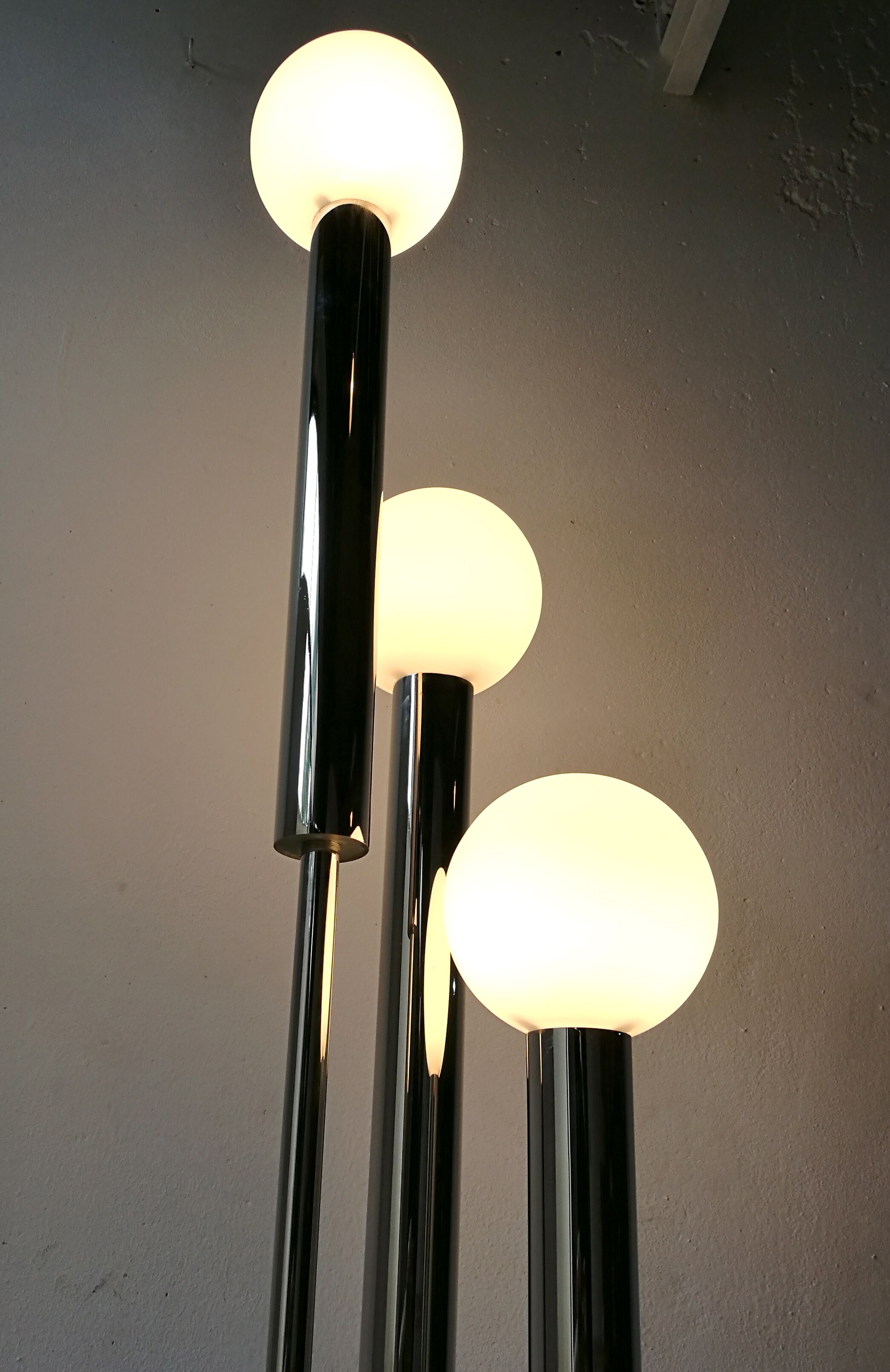 Lampadaire années 70 chromé 3 boules opalines blanche