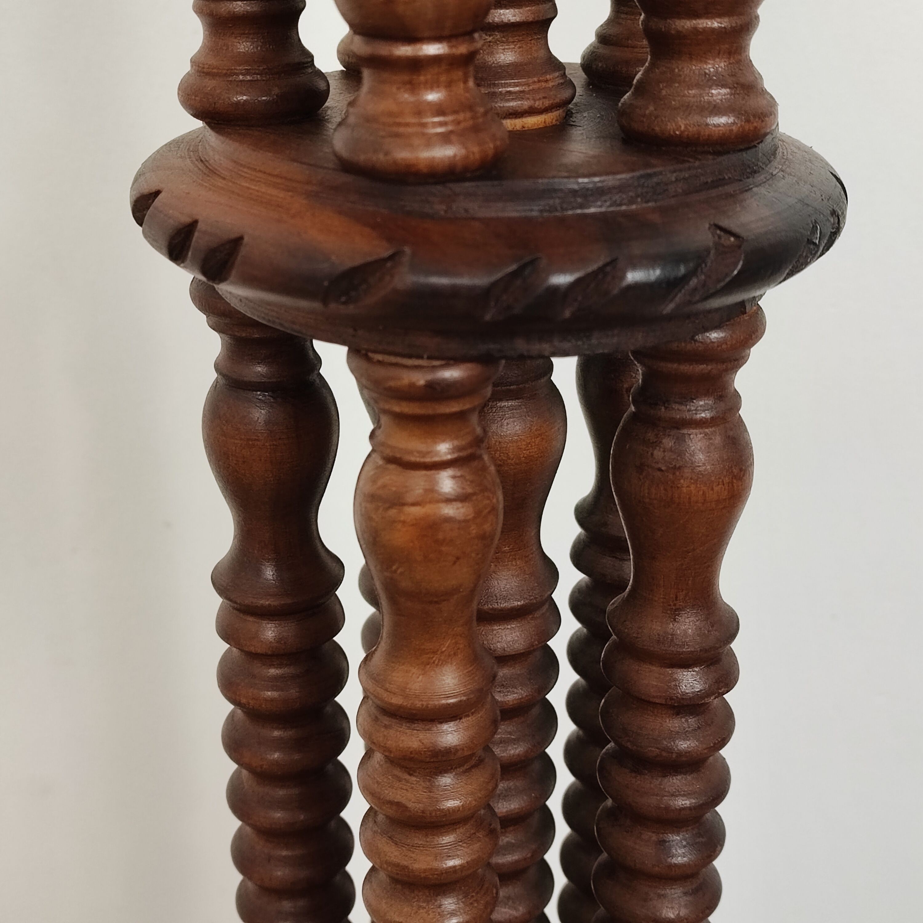 Lampadaire en bois tourné vintage