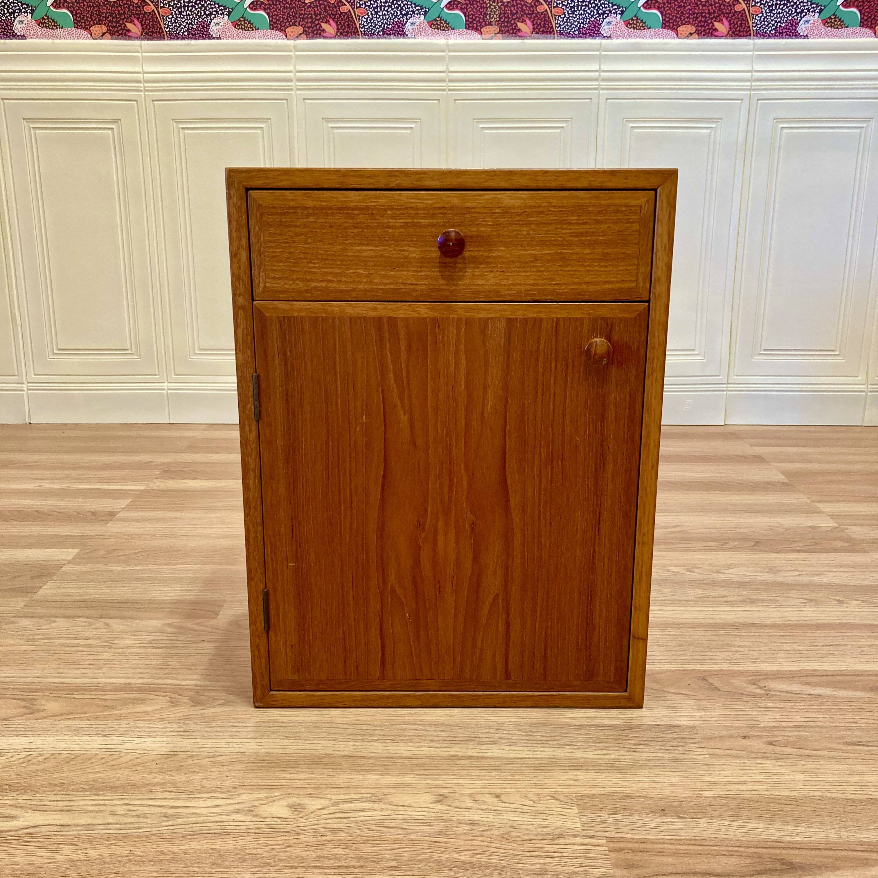Chevet suspendu design scandinave 1960.