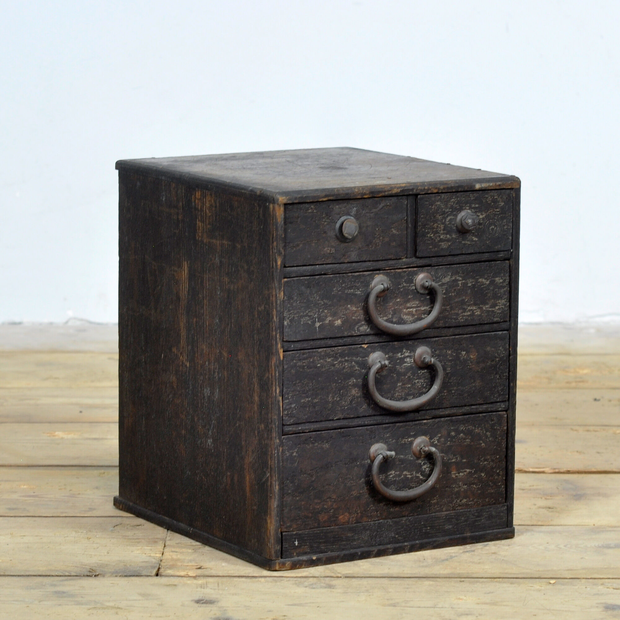 Petite commode japonaise, vers 1900