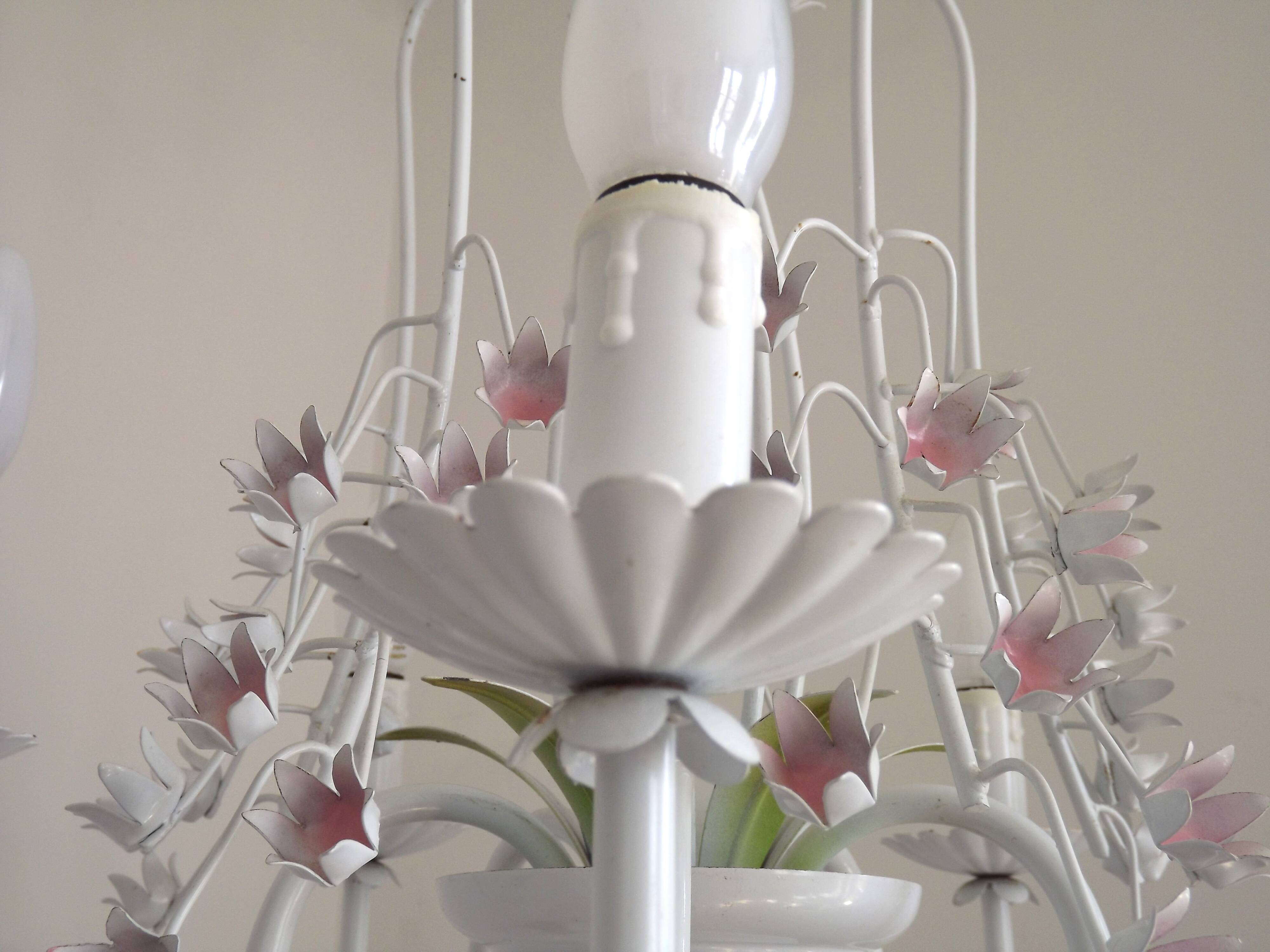 Chandelier vintage en métal blanc à 5 lumières avec des fleurs de glycine roses.