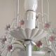 Chandelier vintage en métal blanc à 5 lumières avec des fleurs de glycine roses.