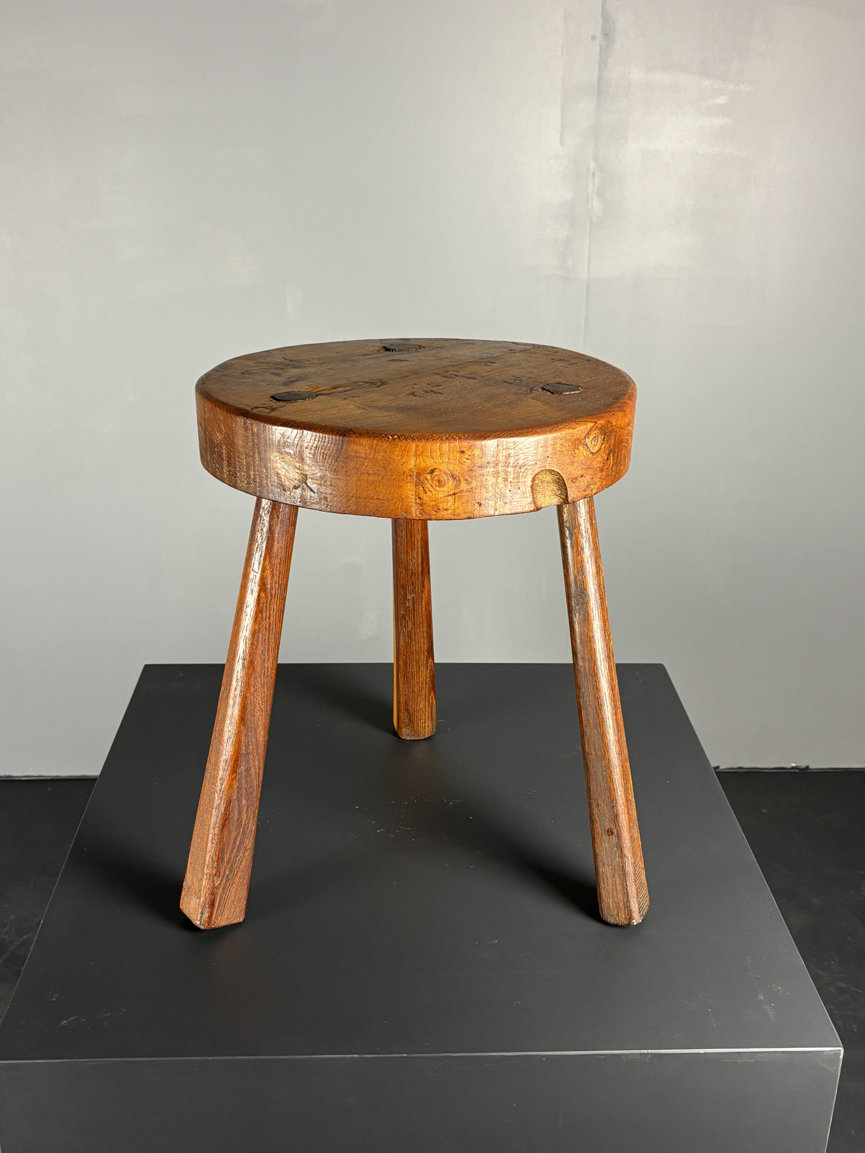 Tabouret de ferme rustique français massif de style brutaliste des années 1950