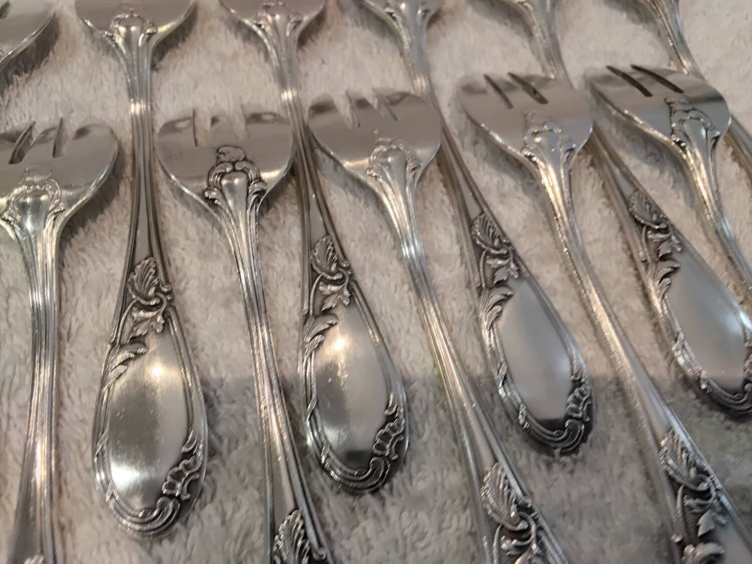 12 silver-plated oyster forks with rocaille ribbon decoration, 13.7 cm