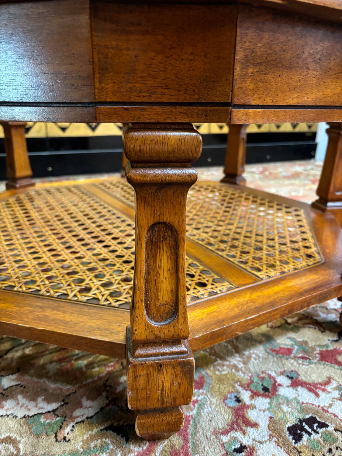 Table arrondie en bois et verre