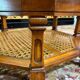 Table arrondie en bois et verre