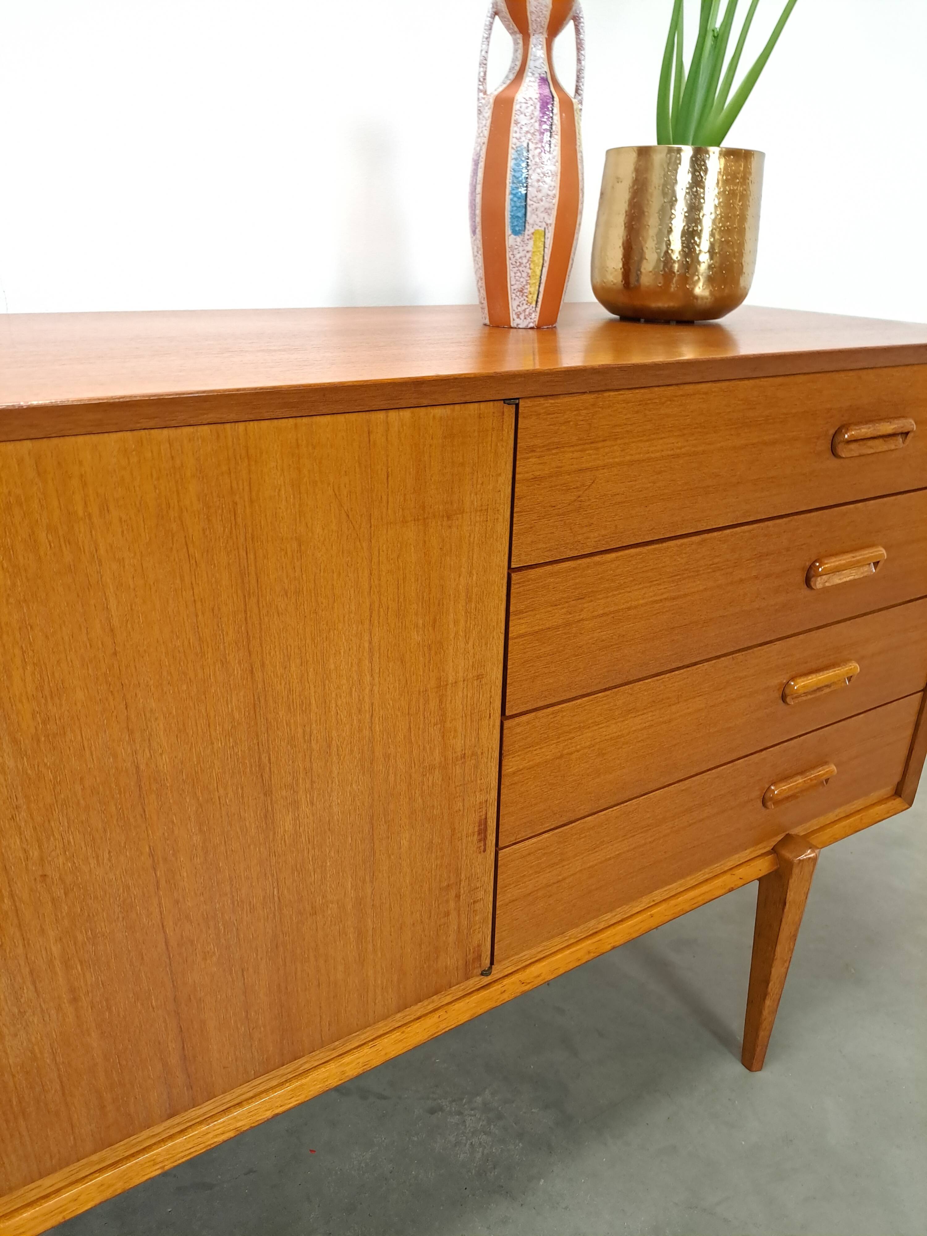 Dressoir avec de grandes capacités en lades vintage