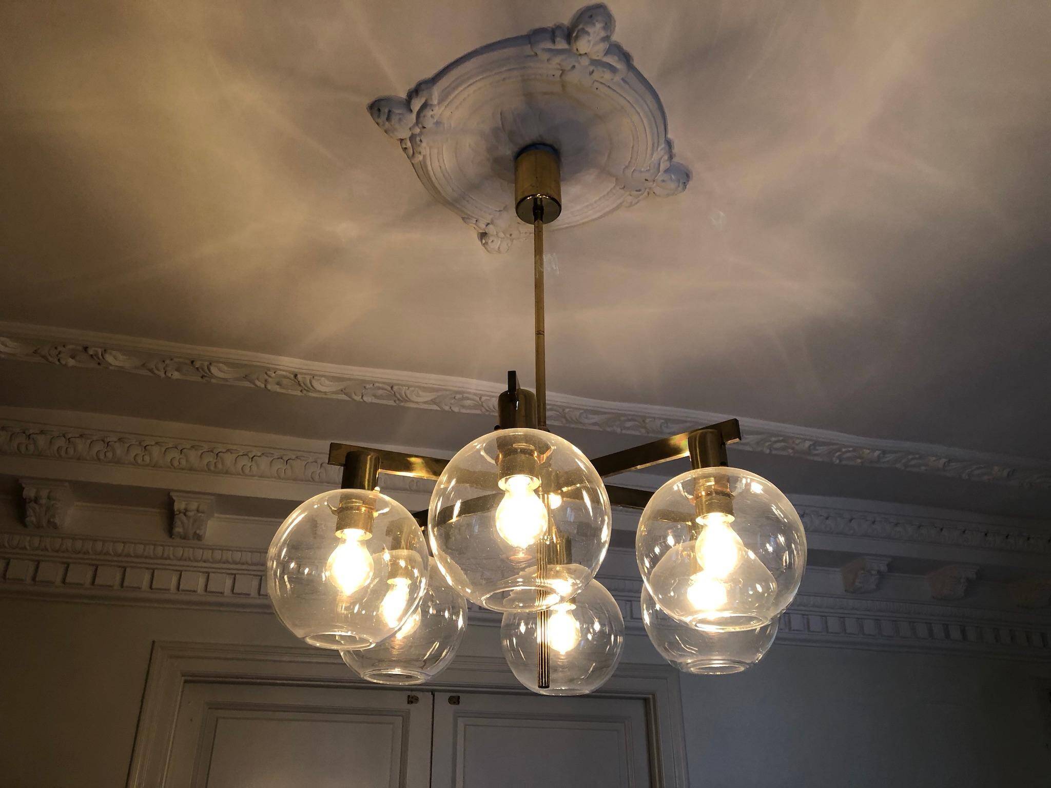 Lustre "Pastoral" en laiton avec six globes Hans-Agne Jakobsson