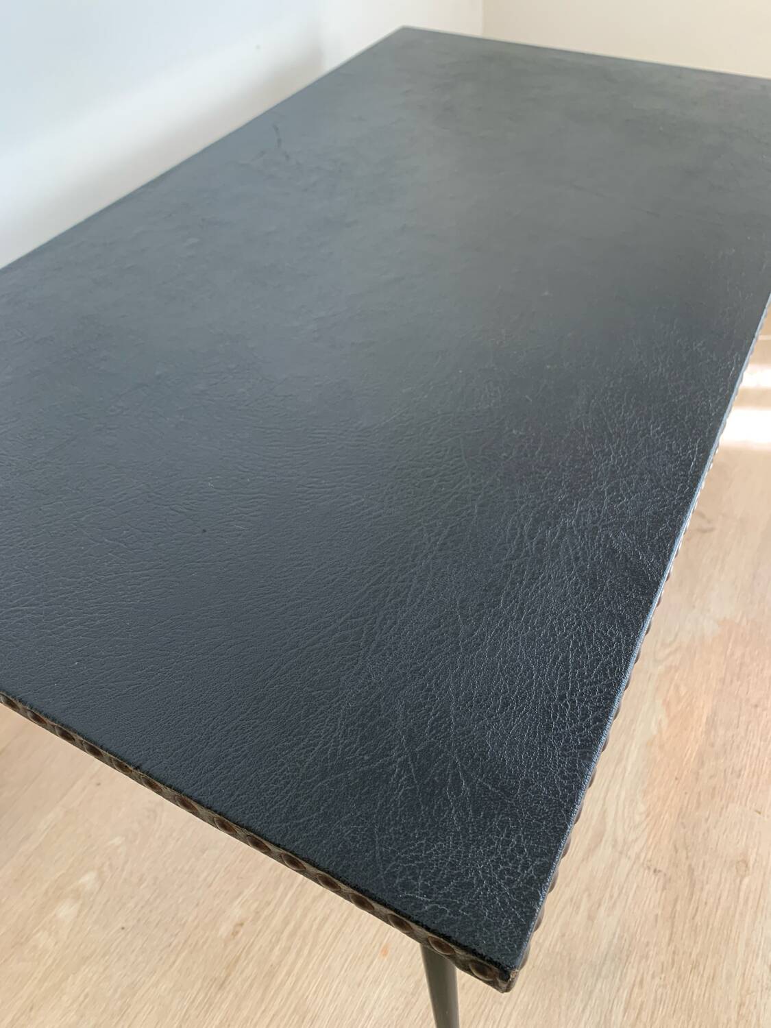 Table basse vintage métal et skai noir
