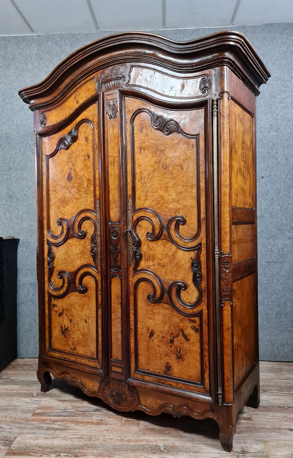 Bressane wardrobe Louis XV era with gendarme's hat in walnut and elm around 1750