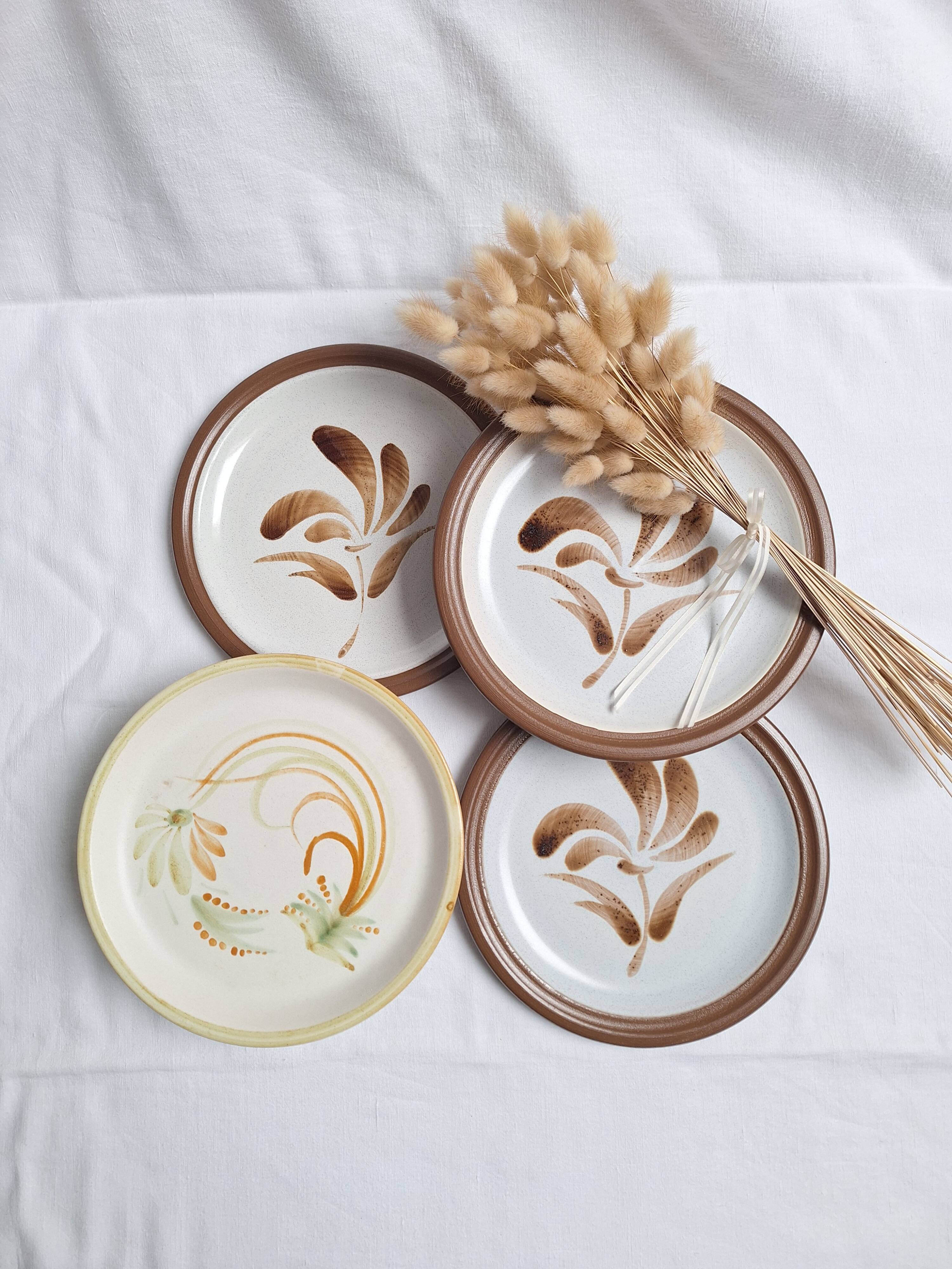 Assiettes plates vintage en grès, décor de fleurs peintes à la main
