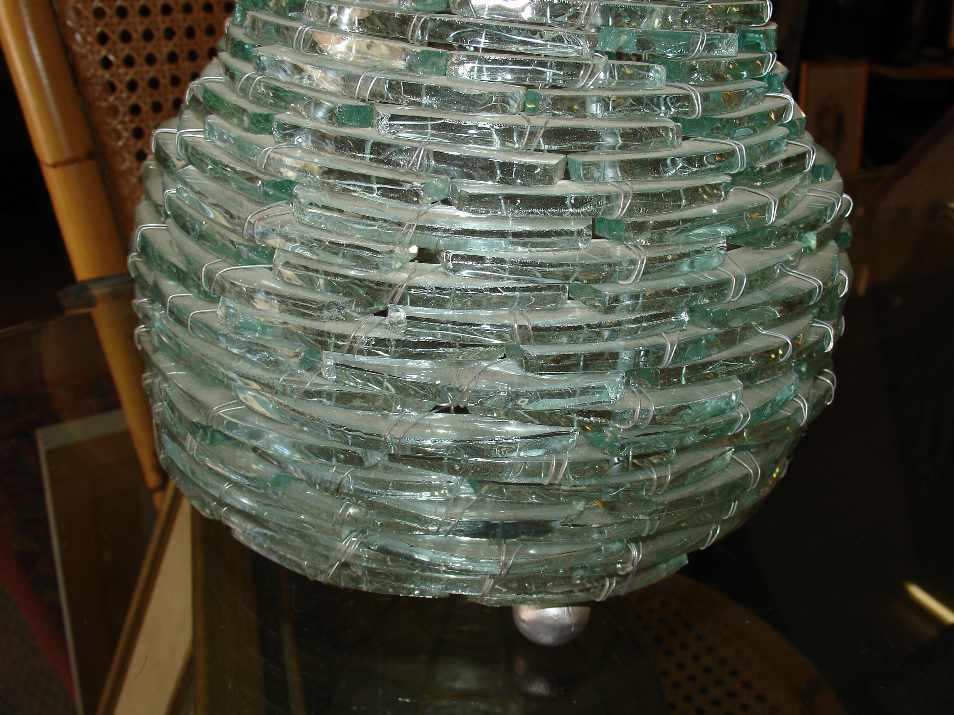 Lampe en morceaux de verre assemblés sur chassis en métal
