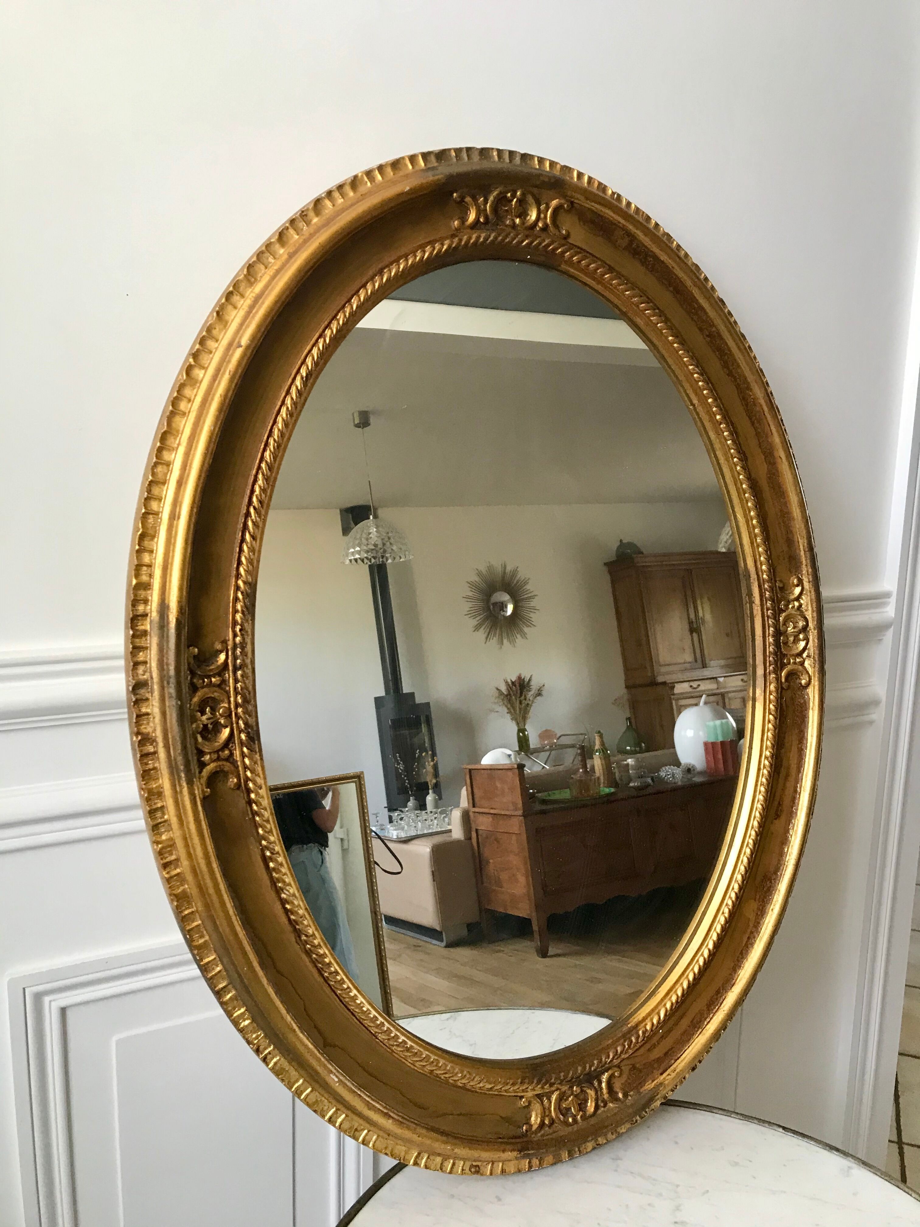 Grand miroir oval en stuc doré vintage