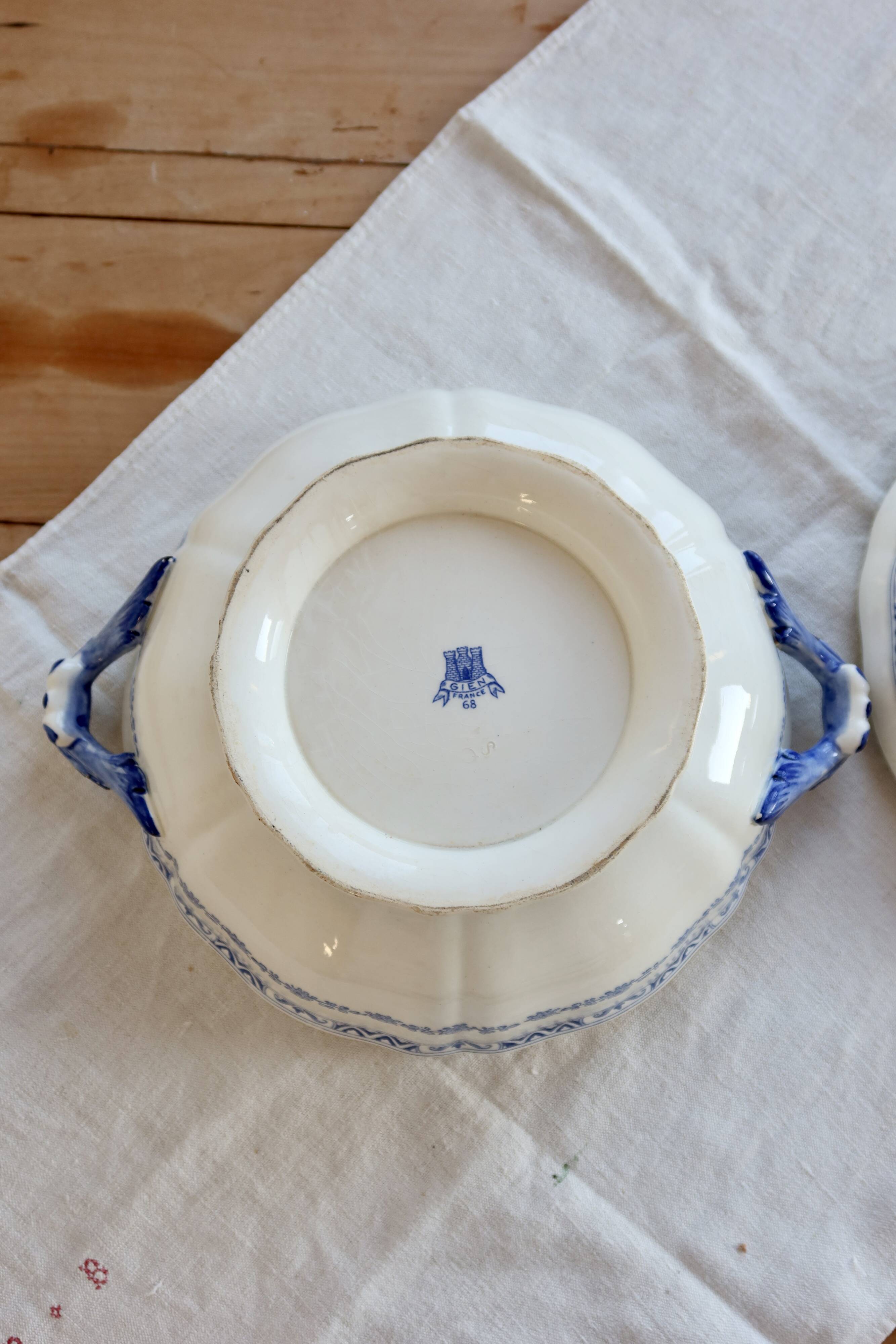 Large antique soup tureen in Gien earthenware – Royal model