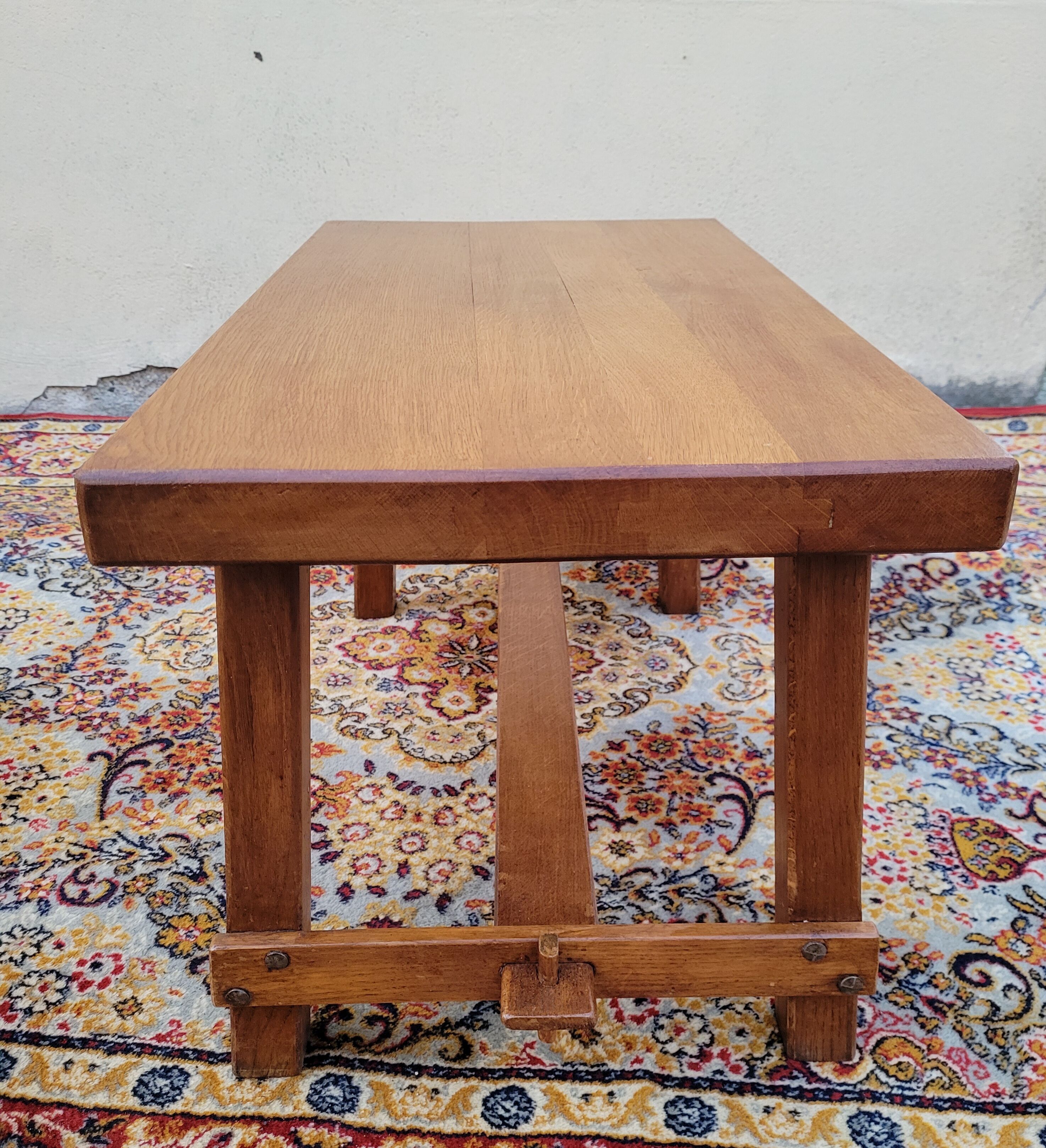 Table basse brutaliste en chêne clair