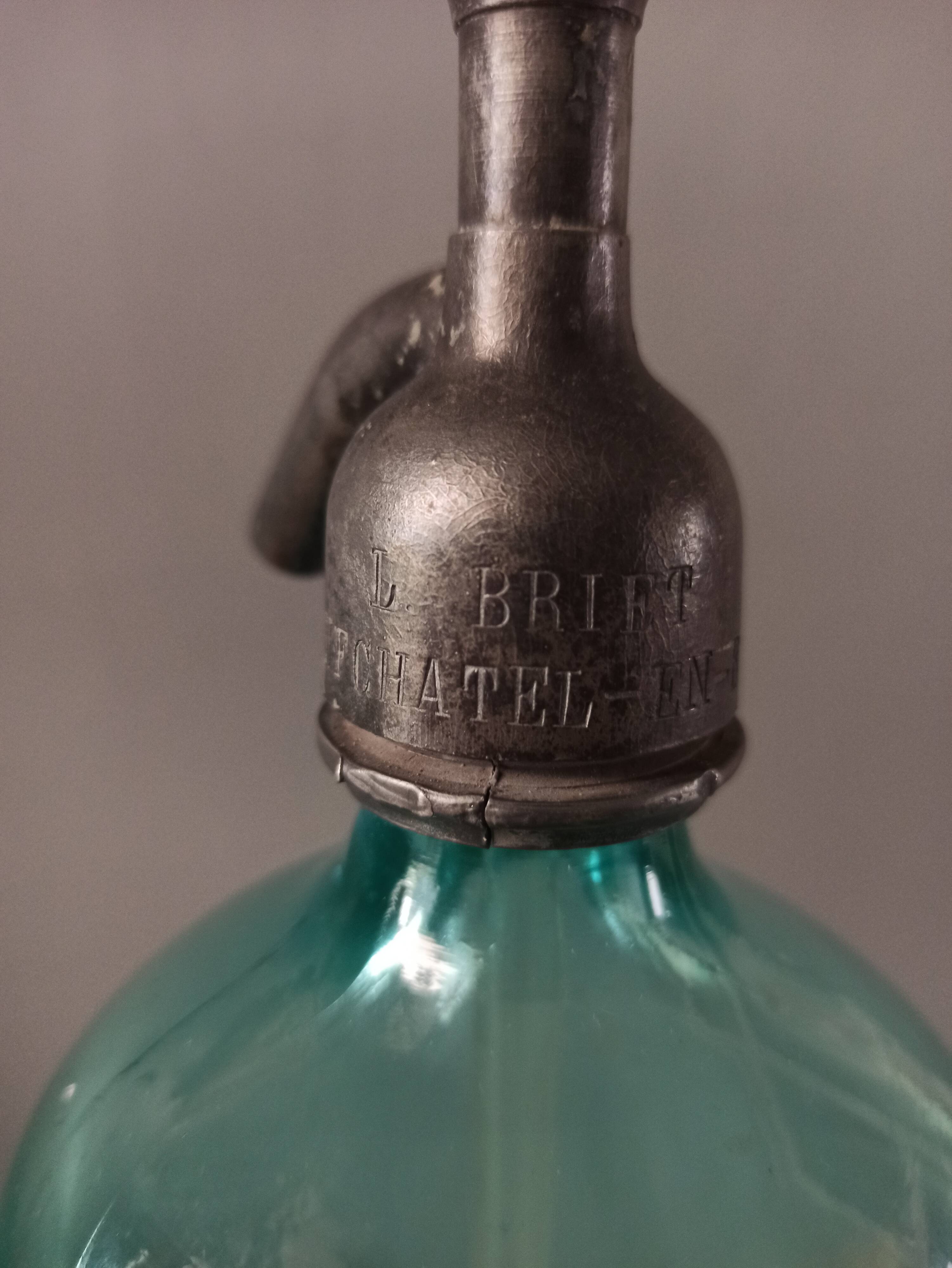 Seltzer water siphon