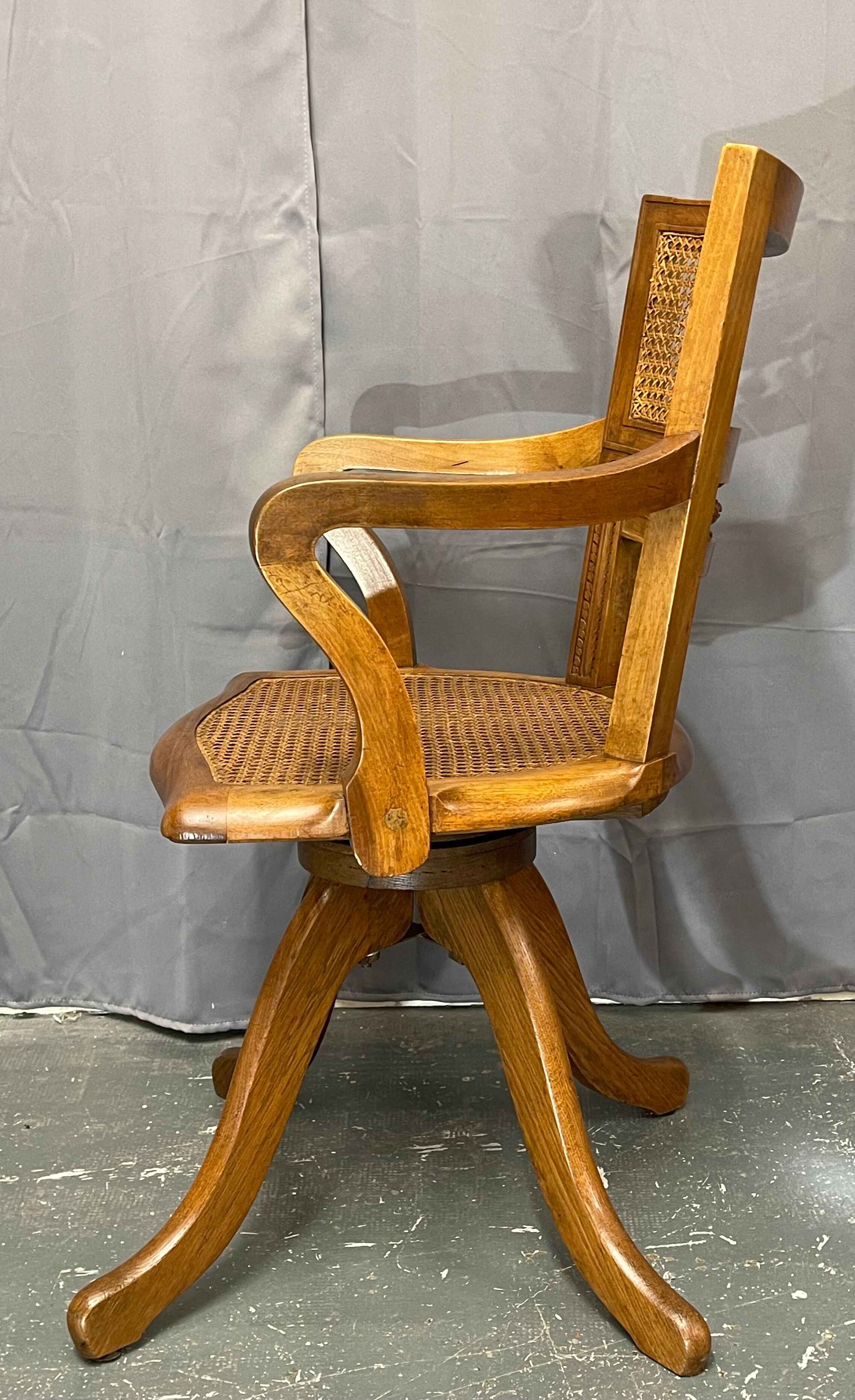 Fauteuil de bureau américain canné époque 1900