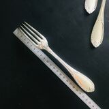 12 fourchettes de table en métal argenté