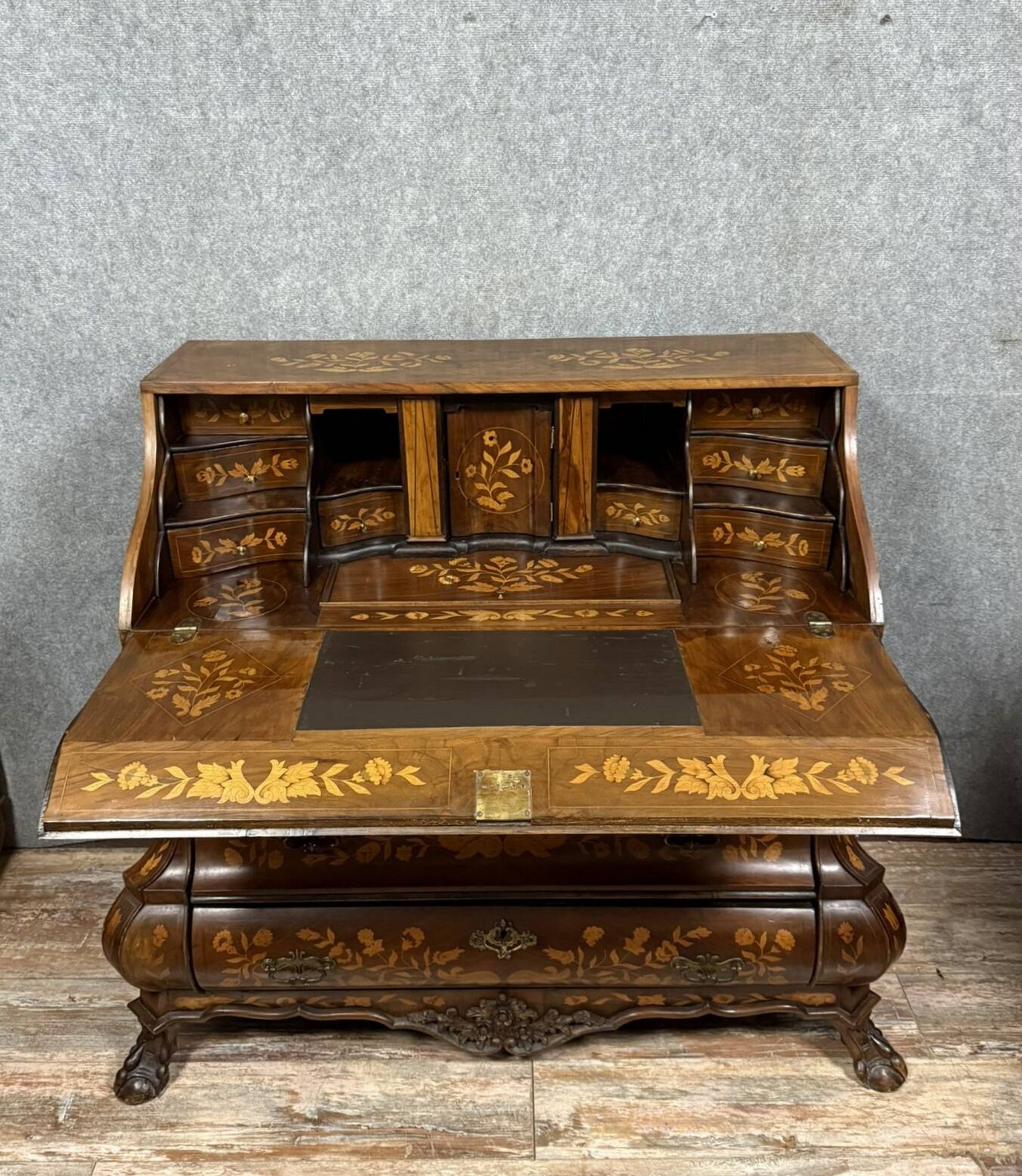 Holland 18th century: Scribanne chest of drawers with curved shape in molded wood