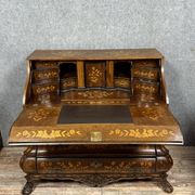 Holland 18th century: Scribanne chest of drawers with curved shape in molded wood