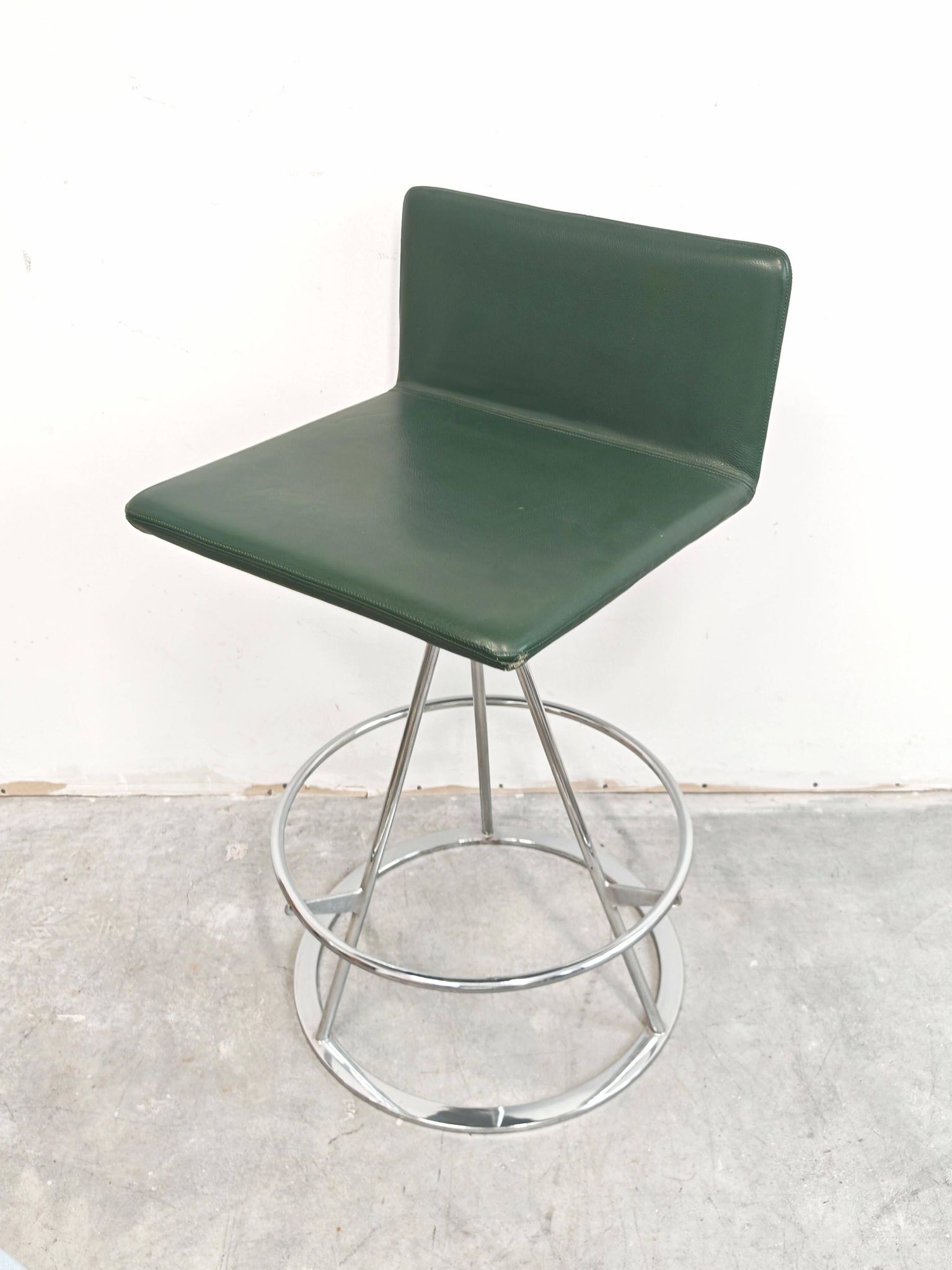 Pair of Dania bar stools in leather by Salvati & Tresoldi for Saporiti.
