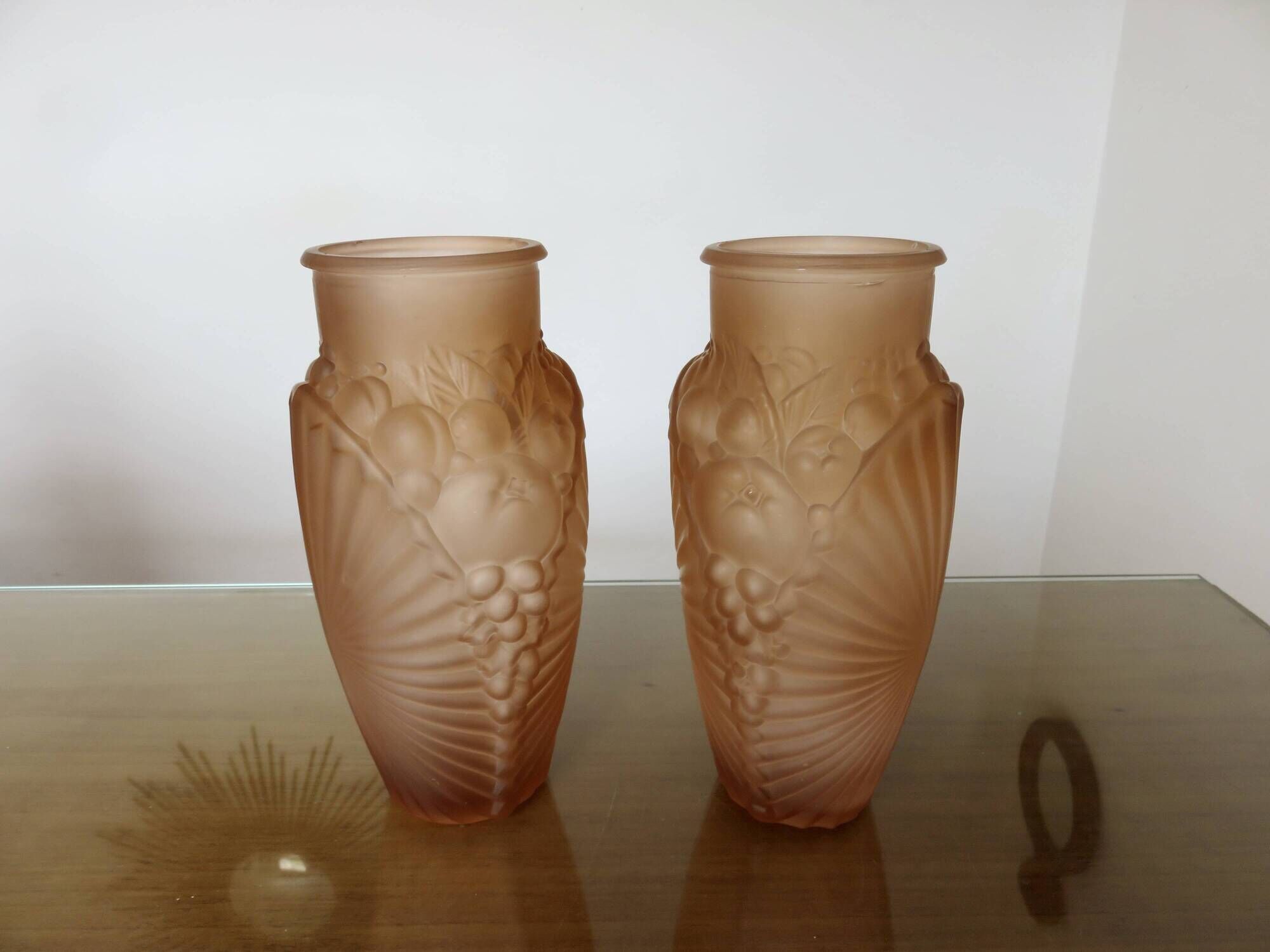 Pair of Art Deco vases in moulded pink glass, signed Souchon Neuvesel, 1940.