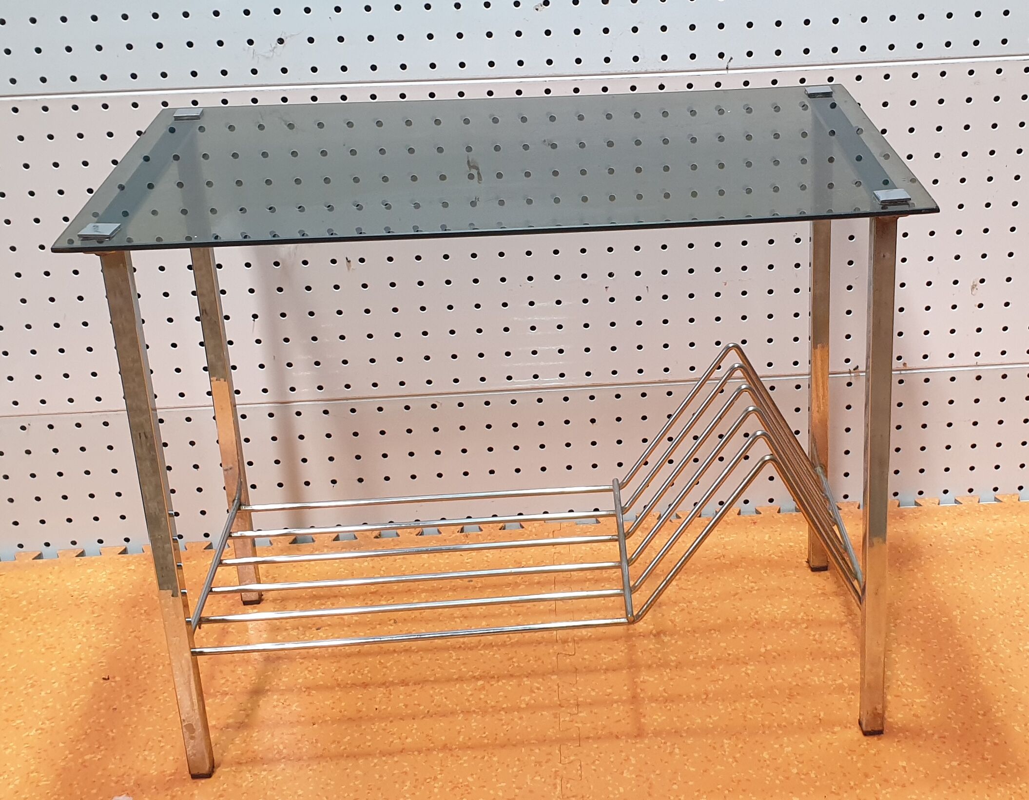 Vinyl holders and magazines vintage sofa tip