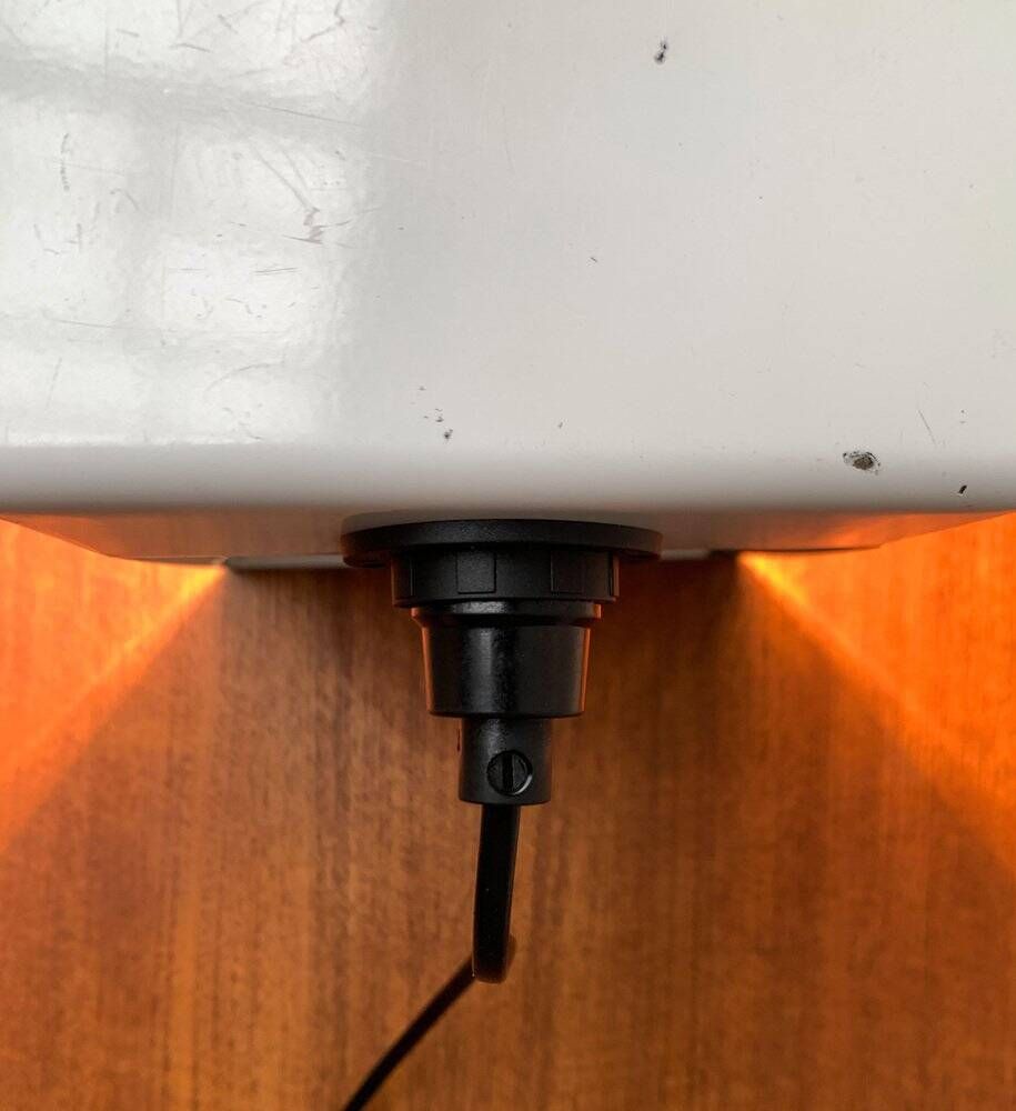 Lampe de table tole minimaliste italienne de l'âge spatial du milieu du siècle par G. Grego, années 1960.
