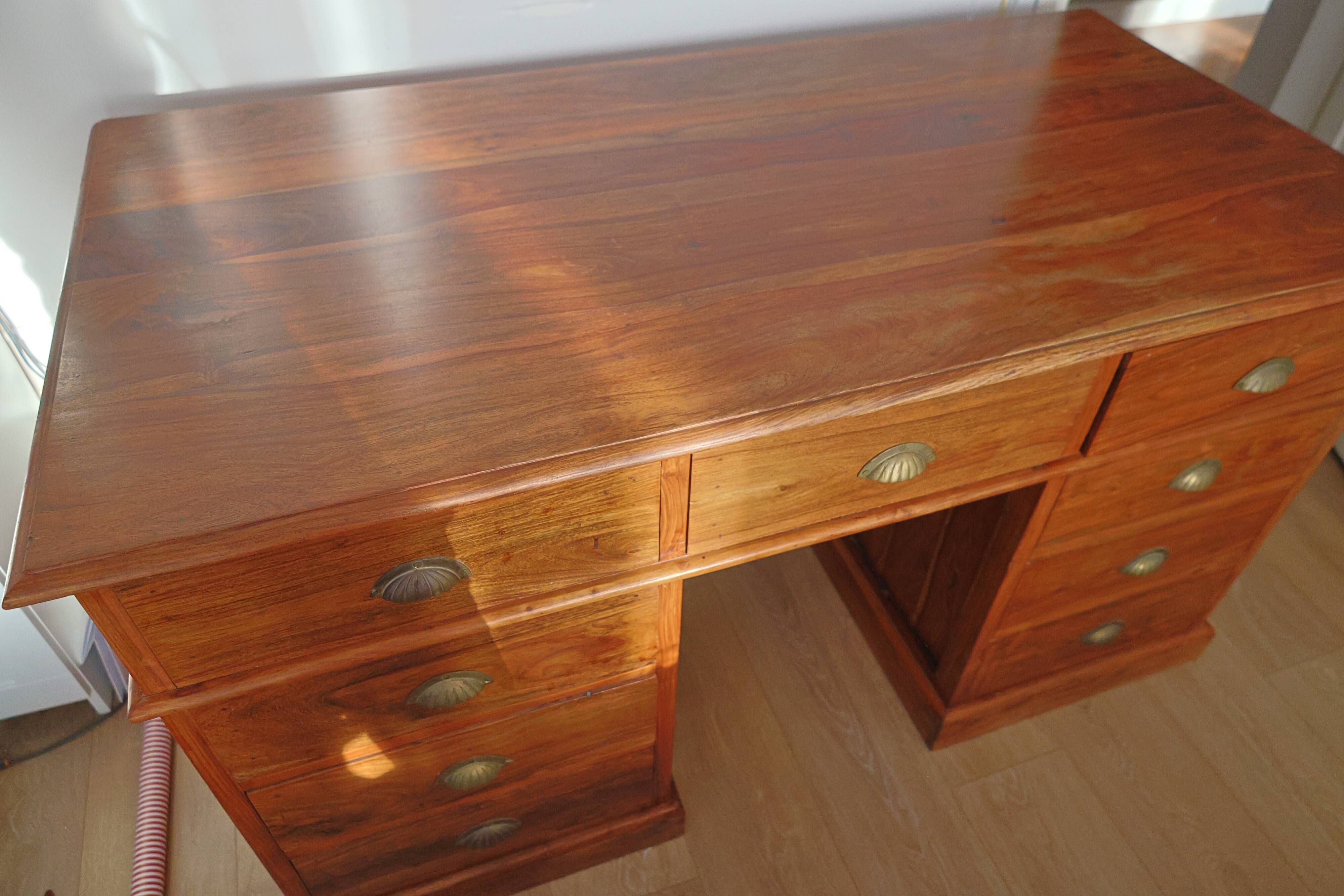 Bureau traditionnel d'inspiration coloniale