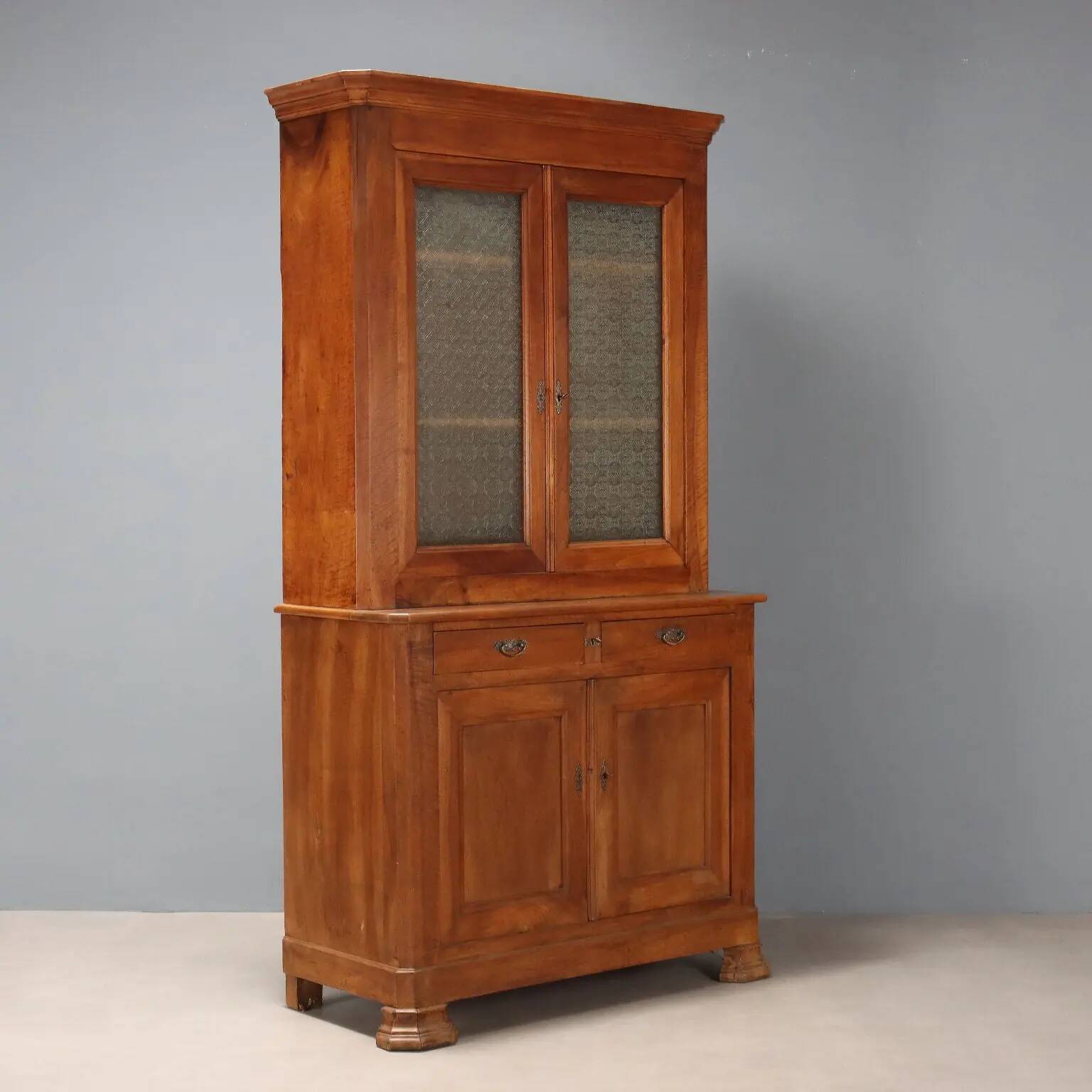 Armoire ancienne en noyer avec portes et tiroirs en verre, France, 18ème s