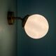 Applique globe vintage en opaline blanche