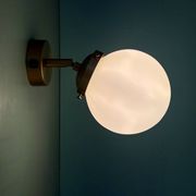 Applique globe vintage en opaline blanche