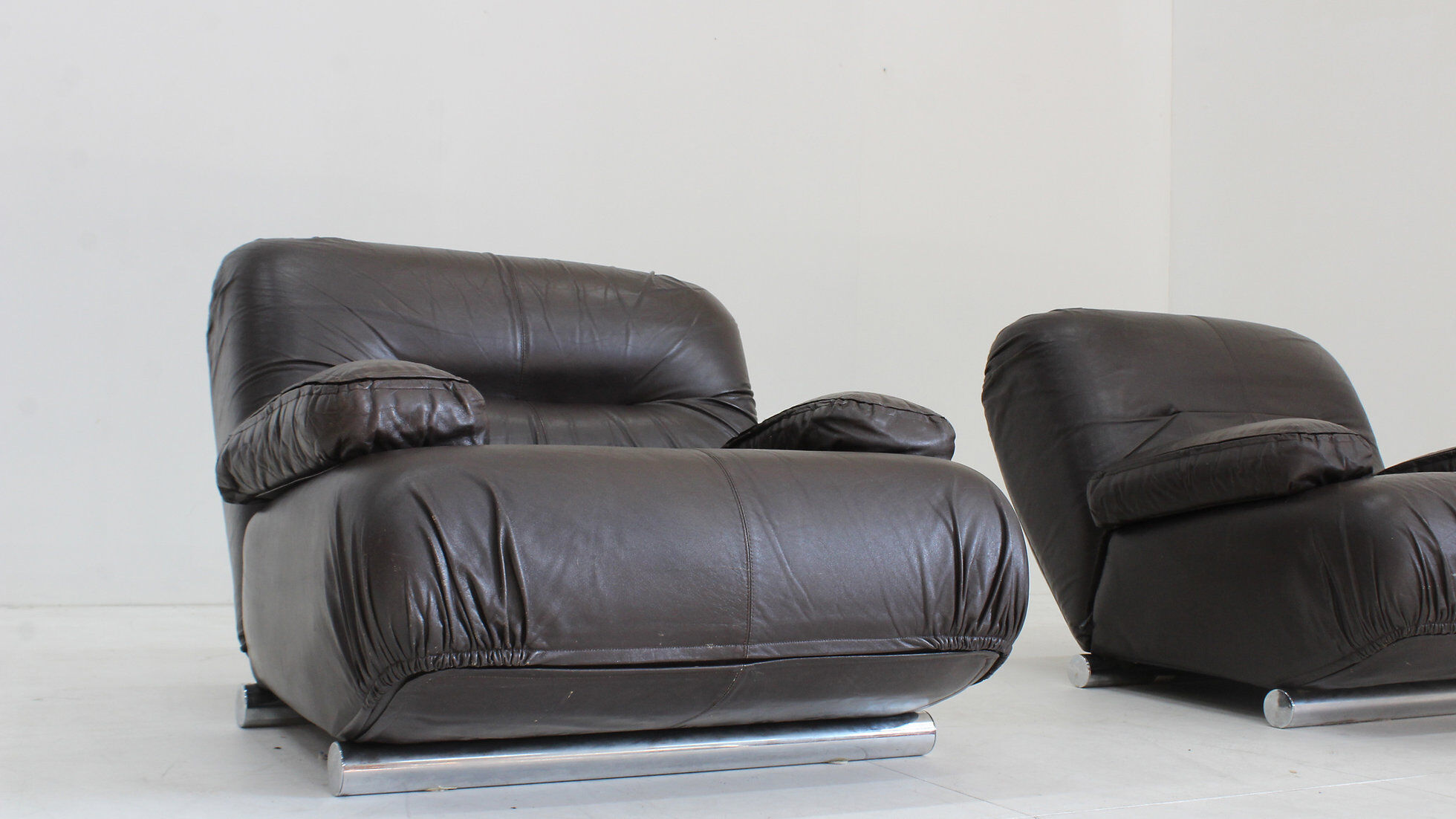 Giuseppe Munari lounge chairs brown leather 1970s, Italy, set of 2