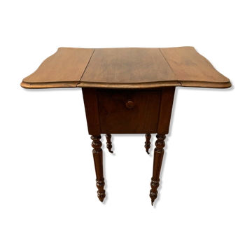 Table de chevet a battant en noyer XX siècle