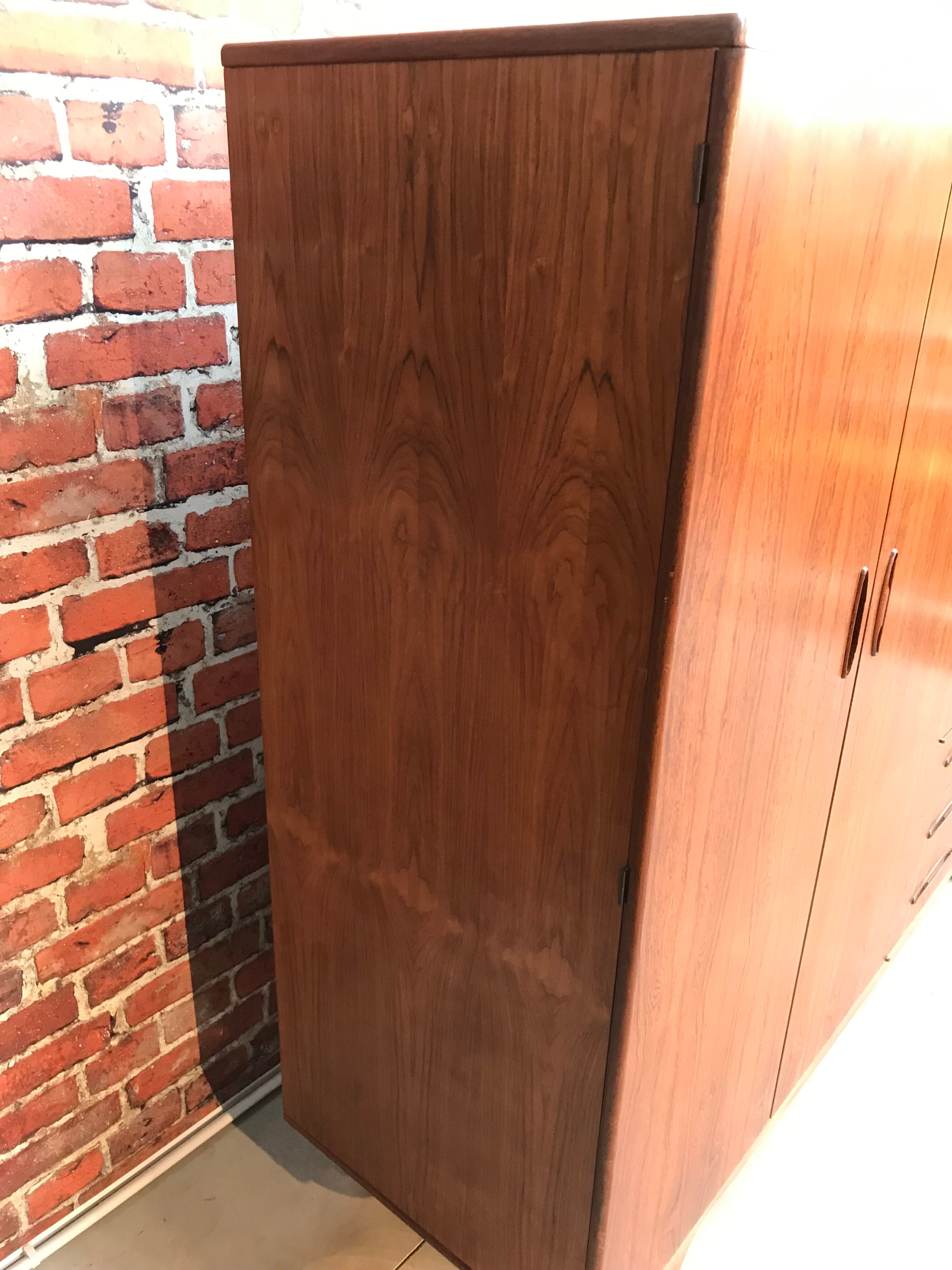 Commode penderie en placage palissandre de rio
