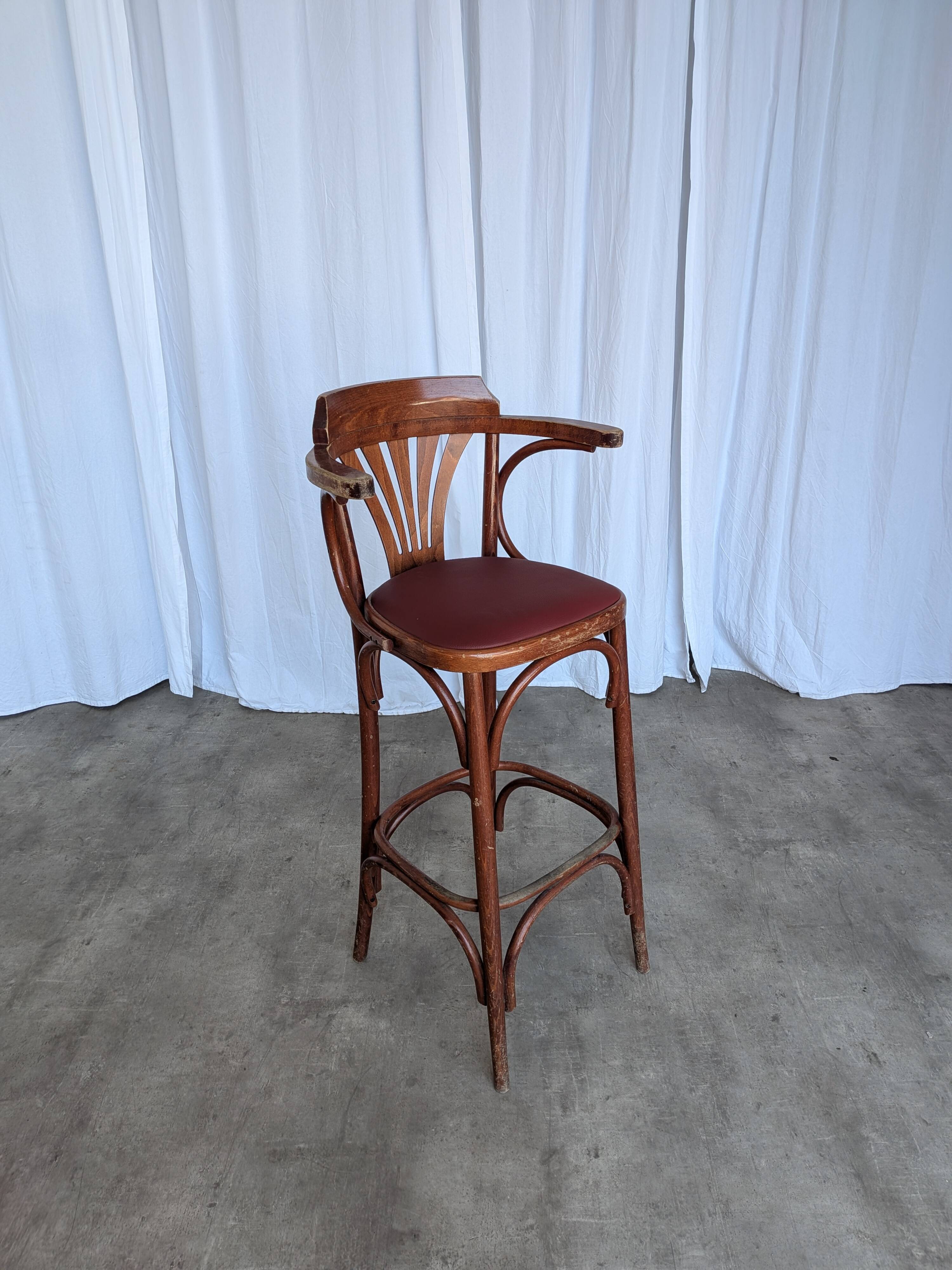 Fauteuil de bar de style Thonet Irish Pub / Siège en simili cuir rouge, milieu du siècle