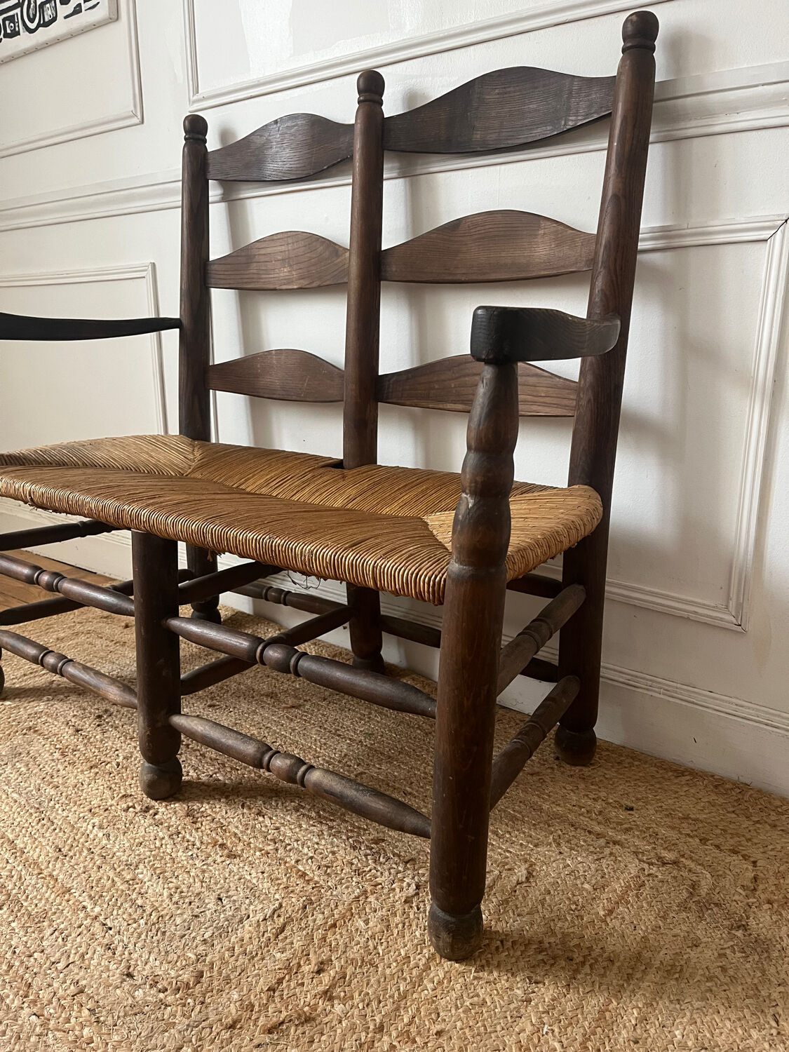 Wood and straw banquette