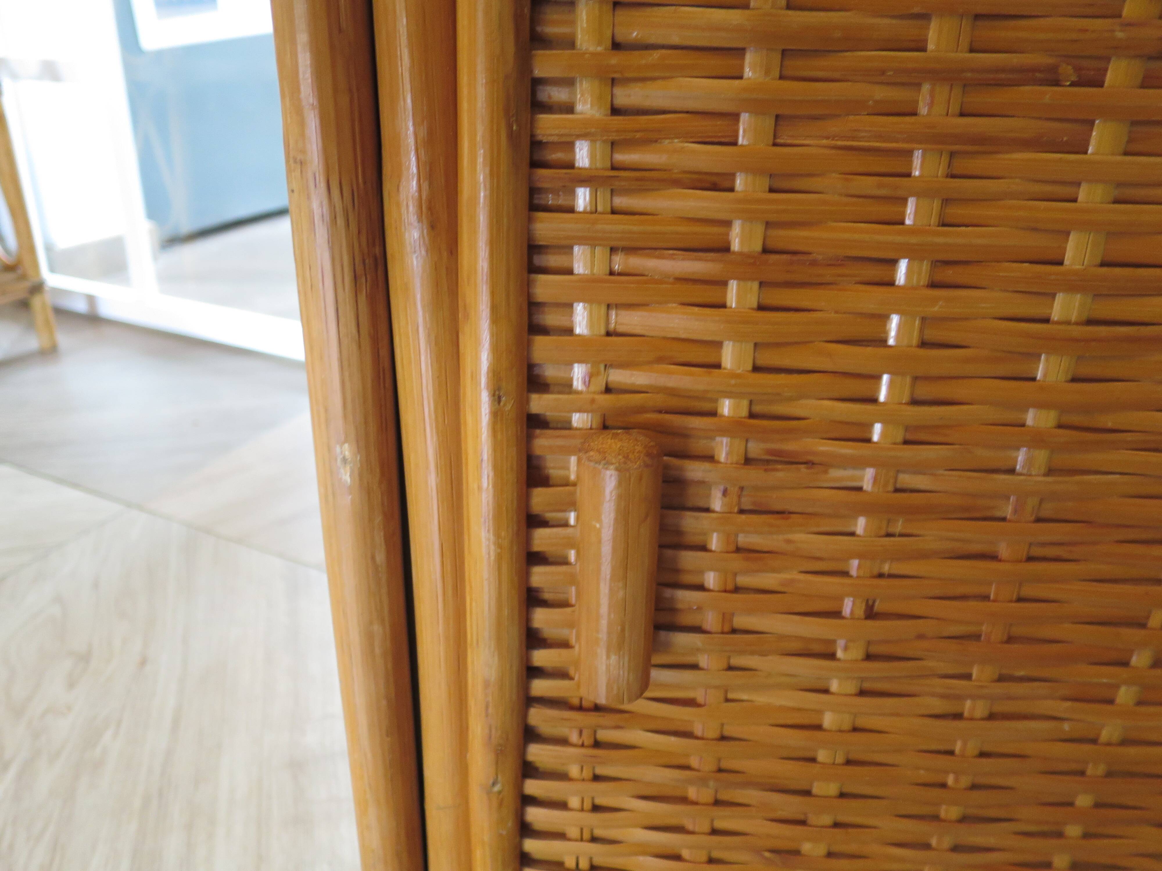 Storage column, wooden bookshelf and woven rattan.