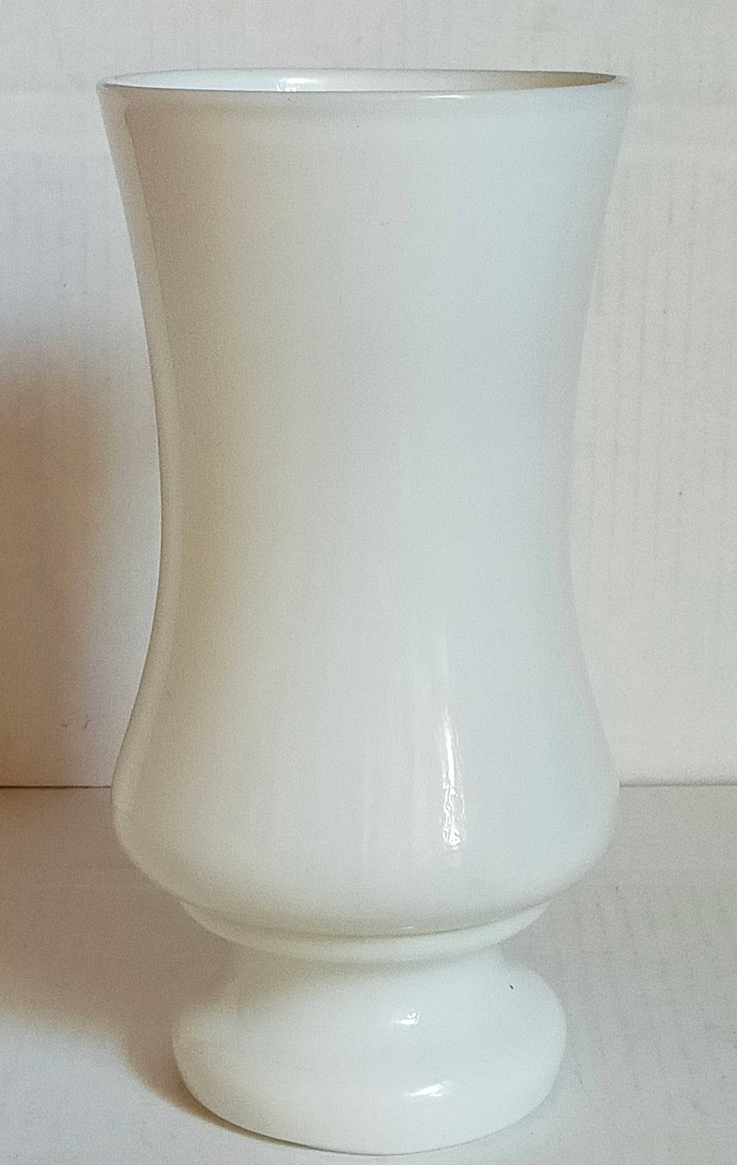 Vase en opaline sur pied début XXème
