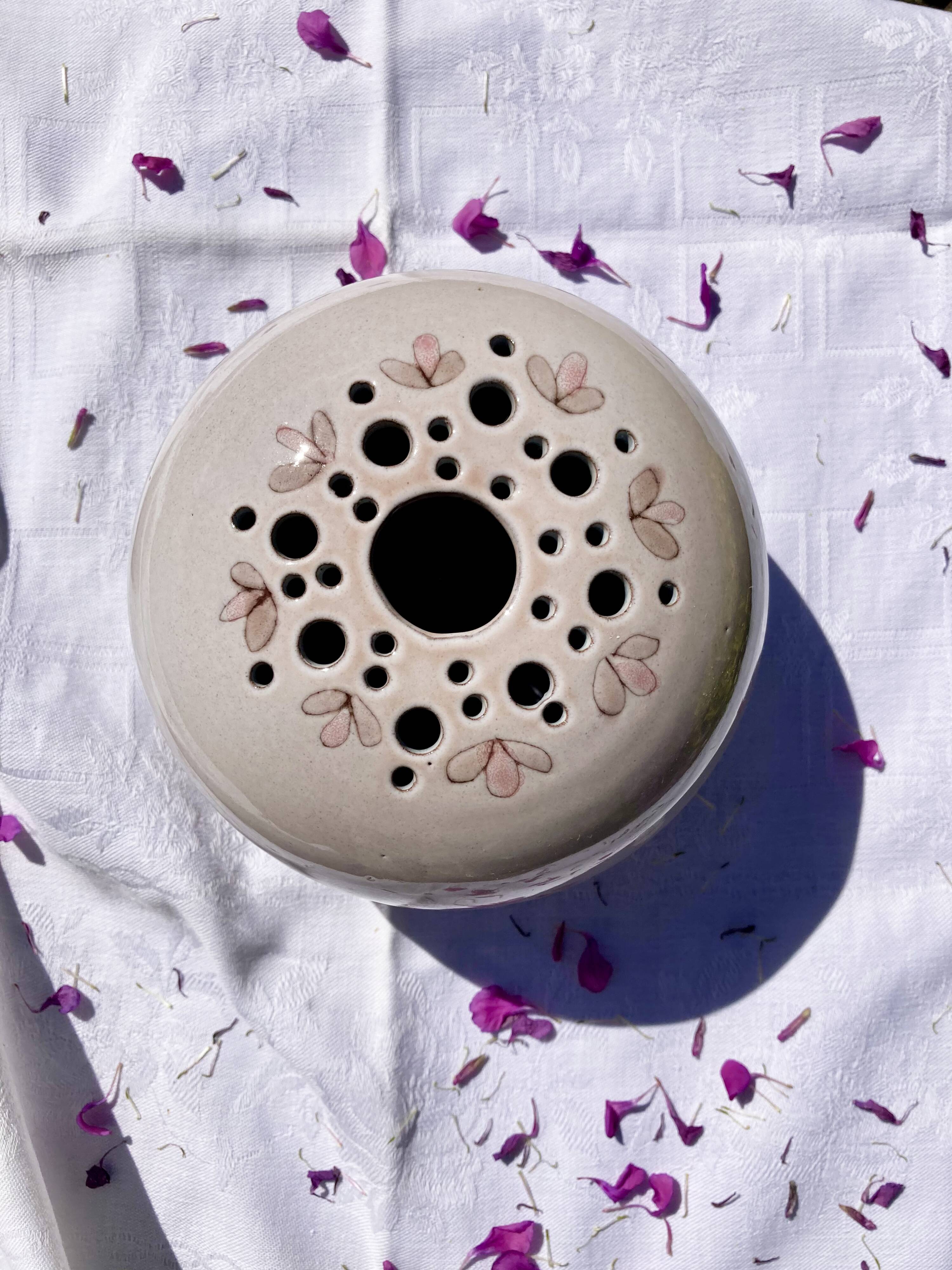 Vase with flowers in glazed ceramic