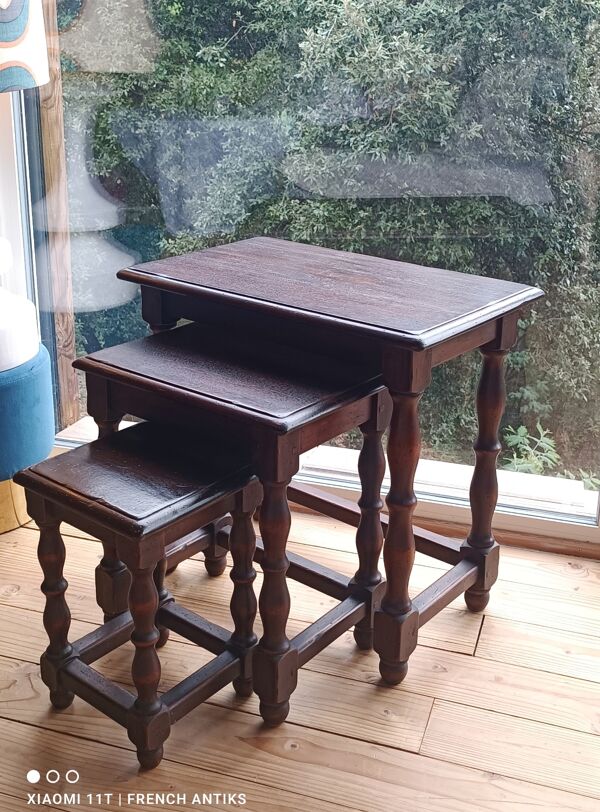 tables gigognes en bois de chene. Pied en bois tourné.