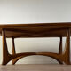 Table basse vintage en bois – piètement sculptural