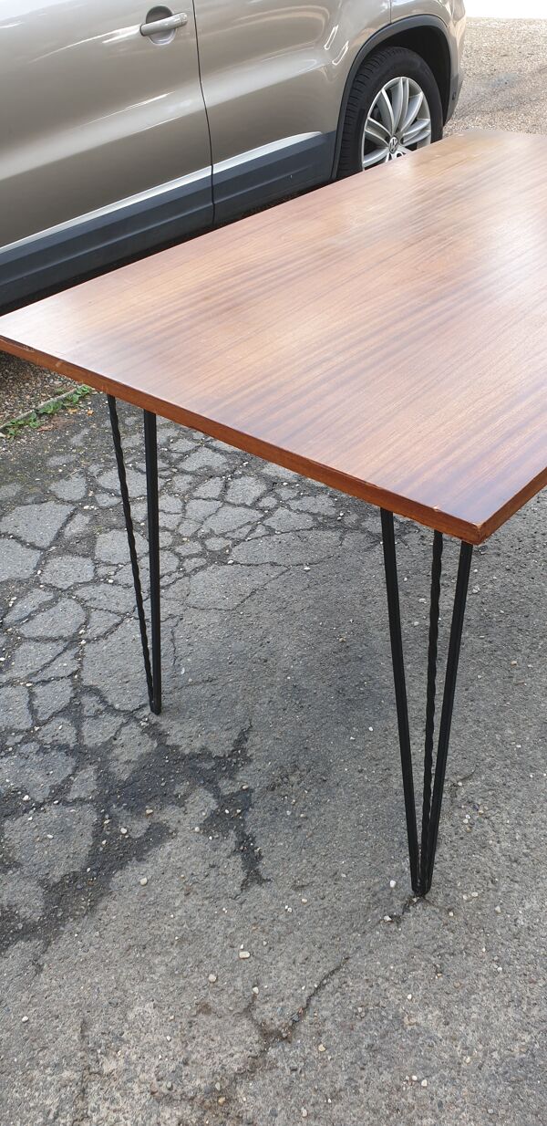 Table scandinave avec pietement Eiffel