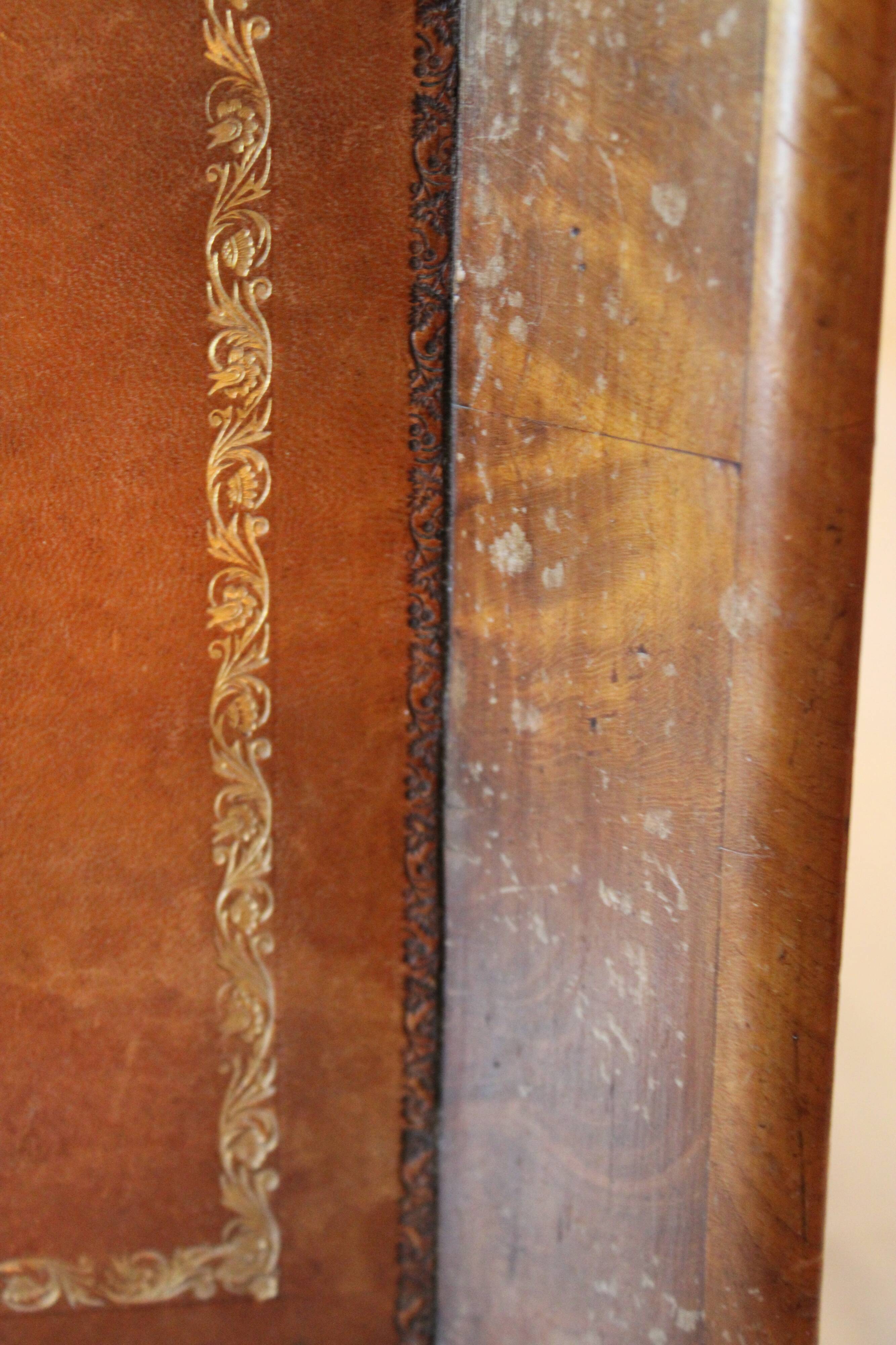 Pedestal table in wood and havana coloured leather tray