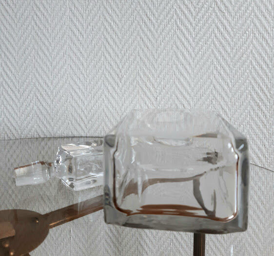 Whisky decanter with flat cap