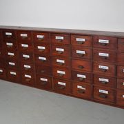 Grand Cabinet d'Apothicaire Antique en Pitch Pine, Belgique, avec Boucliers en Émail, 1900s