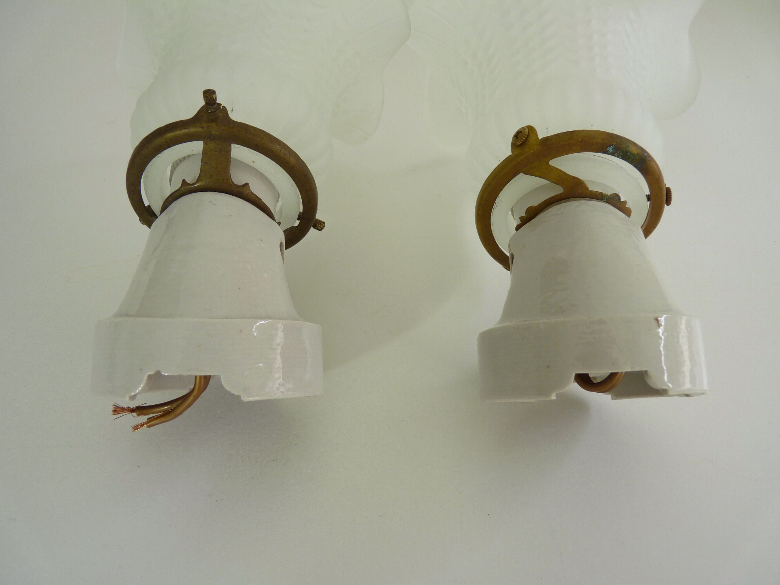 Ancienne paire d'appliques murales en porcelaine et tulipe en verre