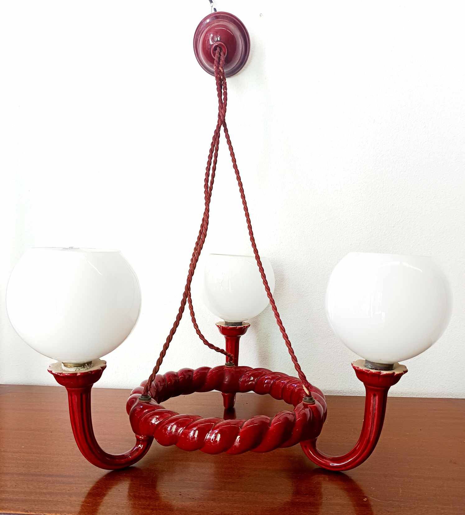 Chandelier in burgundy ceramic and white opaline